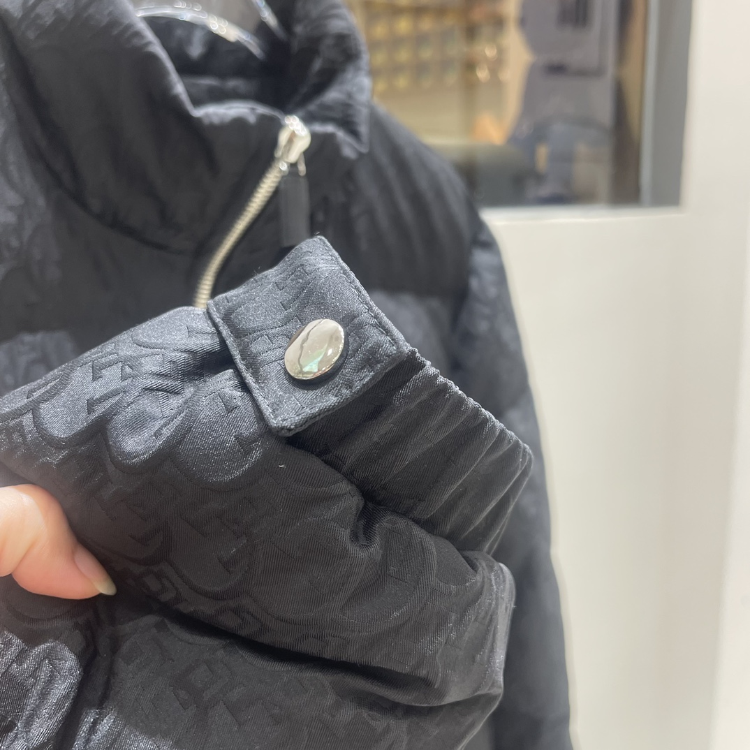 P Drit ⁽高定款⁾ FW新品暗纹提花羽绒服。甄选优质科技聚纤维面料打造，采用独特的暗纹提花工艺，使