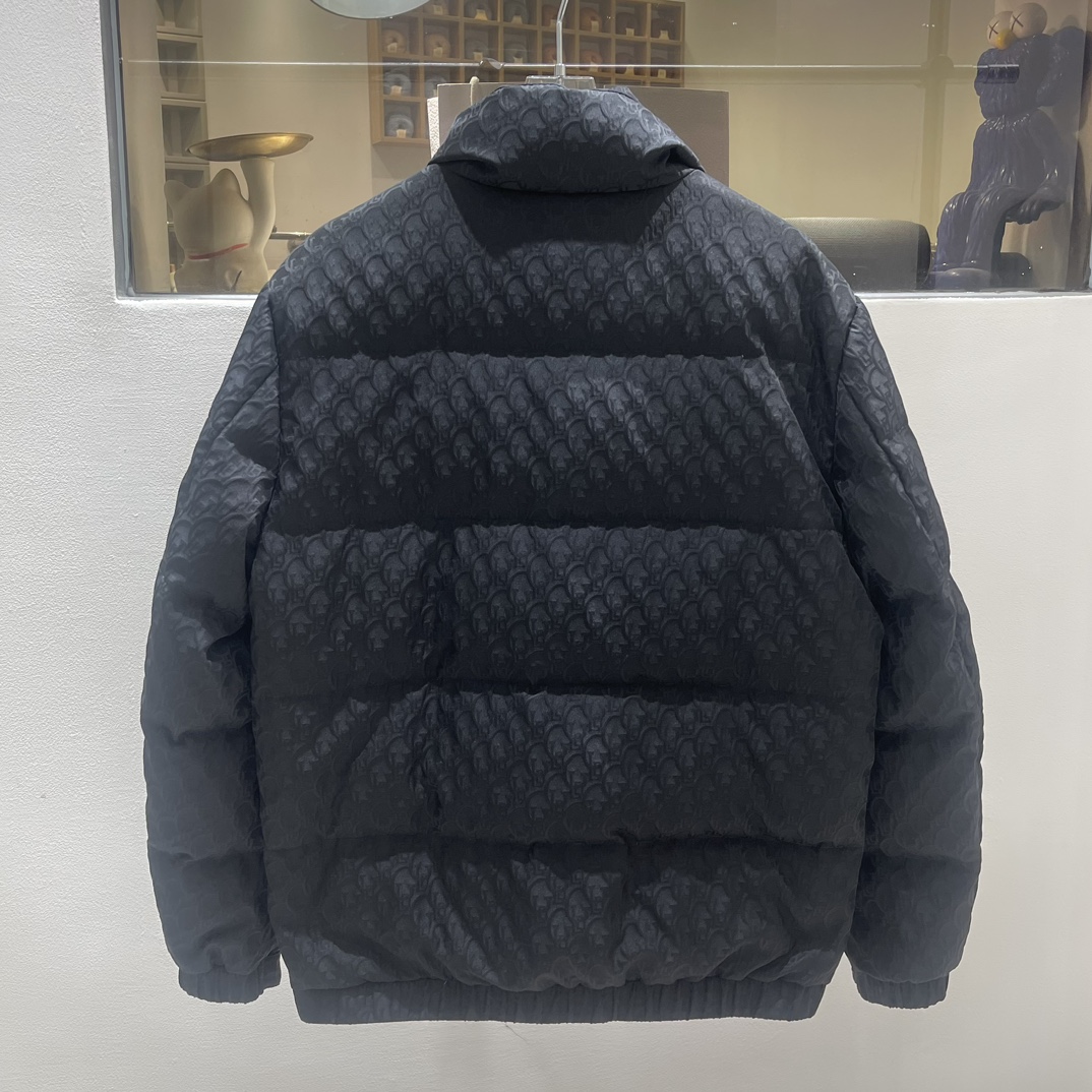 P Drit ⁽高定款⁾ FW新品暗纹提花羽绒服。甄选优质科技聚纤维面料打造，采用独特的暗纹提花工艺，使