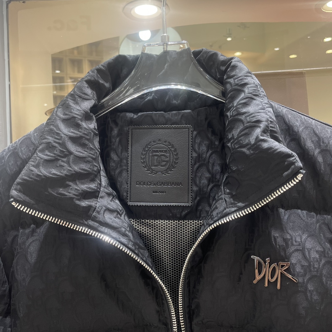 P Drit ⁽高定款⁾ FW新品暗纹提花羽绒服。甄选优质科技聚纤维面料打造，采用独特的暗纹提花工艺，使