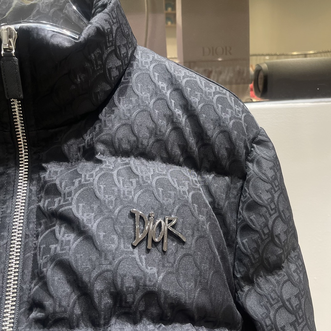 P Drit ⁽高定款⁾ FW新品暗纹提花羽绒服。甄选优质科技聚纤维面料打造，采用独特的暗纹提花工艺，使