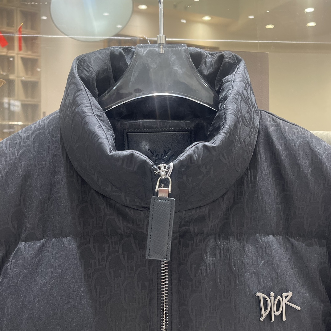 P Drit ⁽高定款⁾ FW新品暗纹提花羽绒服。甄选优质科技聚纤维面料打造，采用独特的暗纹提花工艺，使