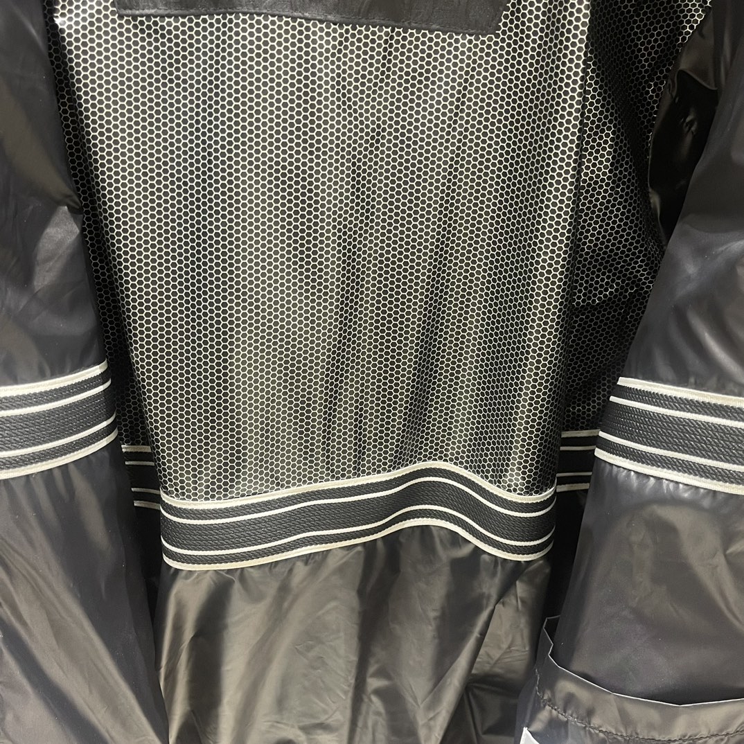 P Drit ⁽高定款⁾ FW新品暗纹提花羽绒服。甄选优质科技聚纤维面料打造，采用独特的暗纹提花工艺，使