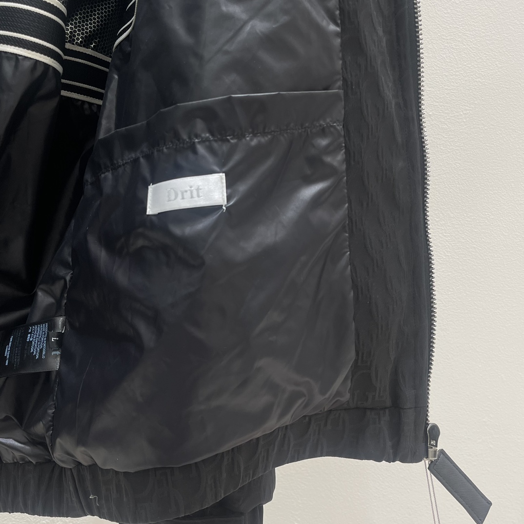 P Drit ⁽高定款⁾ FW新品暗纹提花羽绒服。甄选优质科技聚纤维面料打造，采用独特的暗纹提花工艺，使