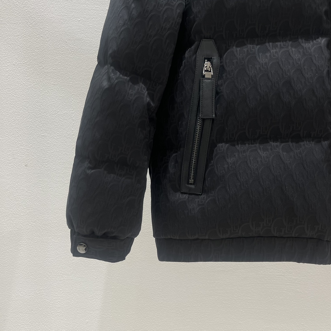 P Drit ⁽高定款⁾ FW新品暗纹提花羽绒服。甄选优质科技聚纤维面料打造，采用独特的暗纹提花工艺，使