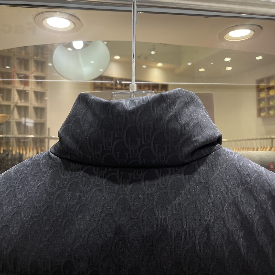 P Drit ⁽高定款⁾ FW新品暗纹提花羽绒服。甄选优质科技聚纤维面料打造，采用独特的暗纹提花工艺，使