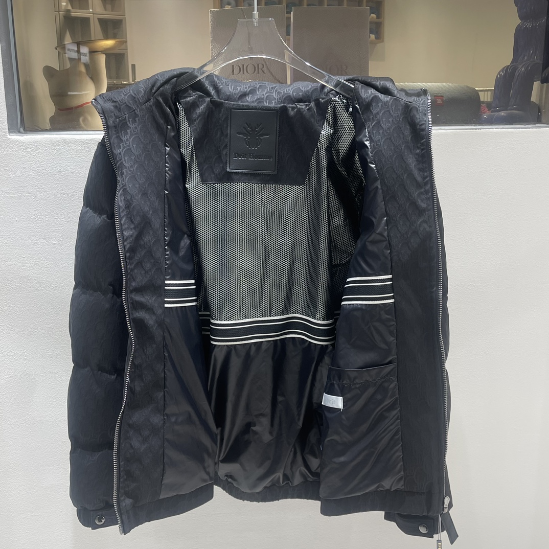 P Drit ⁽高定款⁾ FW新品暗纹提花羽绒服。甄选优质科技聚纤维面料打造，采用独特的暗纹提花工艺，使