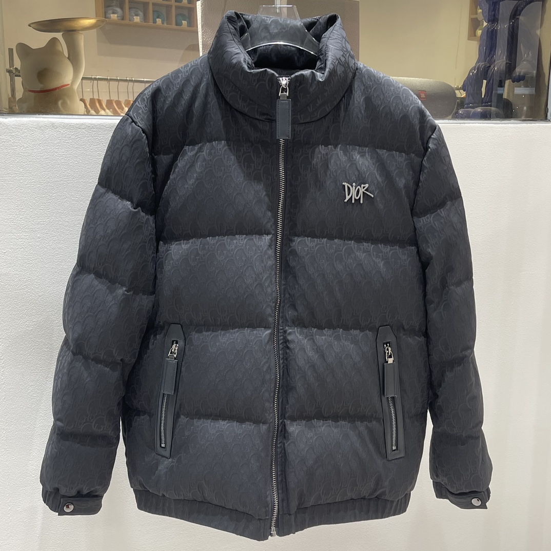 P Drit ⁽高定款⁾ FW新品暗纹提花羽绒服。甄选优质科技聚纤维面料打造，采用独特的暗纹提花工艺，使