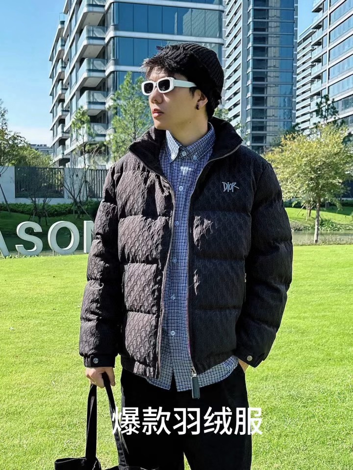 P Drit ⁽高定款⁾ FW新品暗纹提花羽绒服。甄选优质科技聚纤维面料打造，采用独特的暗纹提花工艺，使