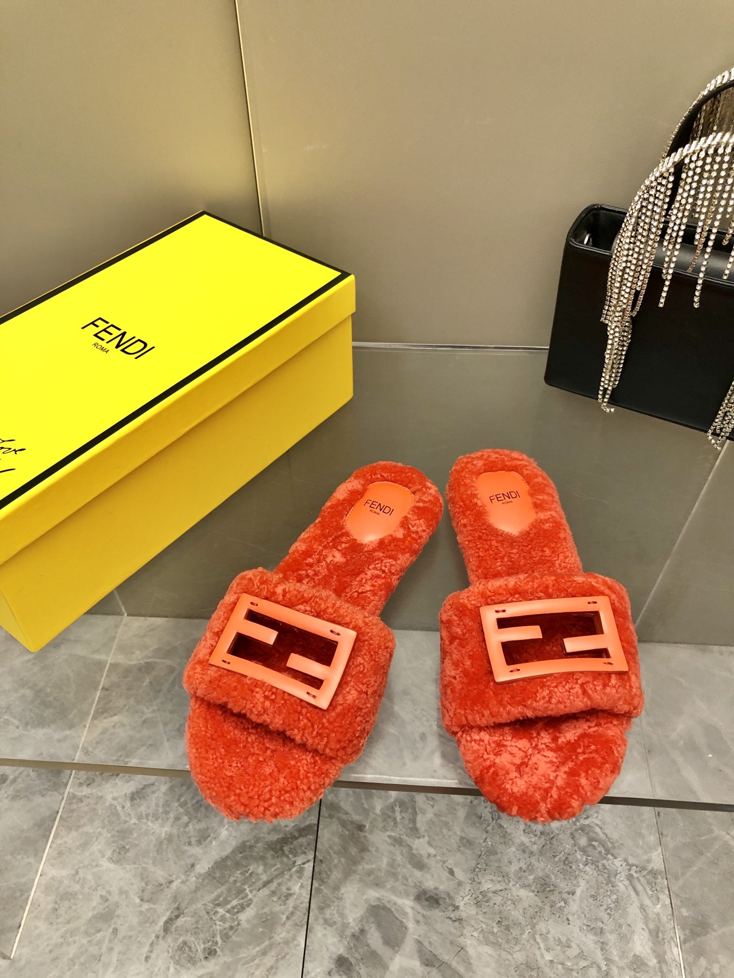 NO:168477,2025- Wool version First shoes Top original products!  A very strong design style!  It is really surprisingly comfortable to wear on the feet. The diagonal F-shaped three-dimensional decoration perfectly shows this classic element. The fashionable and comfortable design concept has conquered more and more FF fans. The top sheep curls can be felt in the picture!  Original genuine leather outsole, full set of special G genuine products Size: 35-41, slippers, slippers, Leather soles198609092025- 羊毛版 First鞋 顶级原版货！设计感非常强的一款！上脚真的是出乎意料的舒服 斜对角F形立体装饰,完美的把的这一经典要素展现出来,时尚舒服的设计理念已经征服了越来越多的Ff迷, 顶级羊卷毛,图片就可以感受到的质感！原版真皮大底 专G正品全套包装 Size:35-41,拖鞋,slippers,Leather soles,Women's Shoes