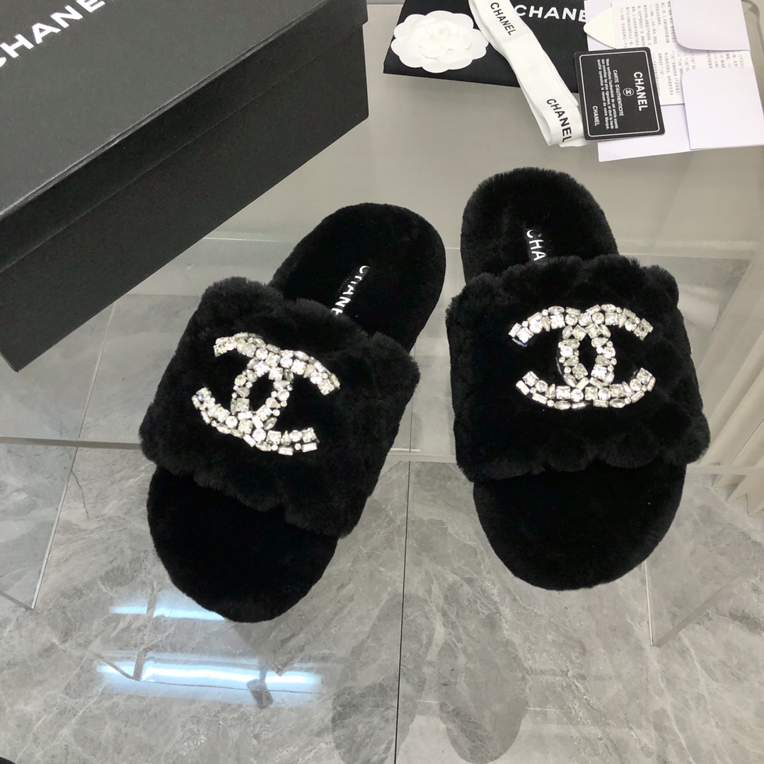 NO:421800,Electric embroidered version of wool 2025 Early autumn rhinestone wool wool series. Exclusive mold opening sole C# logo casual and versatile and fashionable, customized thickened wool pure hand sewing thread, more firm. Detailed details determine quality, delicate, belongs to the type that you like the longer you look at. Classics among classics .................. Upper Inner imported wool material, original sole, mold sole size: 35-39 40/41 Custom made 2025, wool shoes19860909电绣版毛毛拖2025 早秋水钻毛拖系列.独家开模大底 C#logo 休闲搭百搭又时髦,定制加厚羊毛 纯手缝工线, 更牢固. 节细决定品质 细腻,属于细水流长 越看越喜欢的类型 经典中的经典 .......................................... 鞋面 内里进口羊毛材料大底原板模具底码数: 35-39 40/41定做 2025,毛毛鞋,Women's Shoes