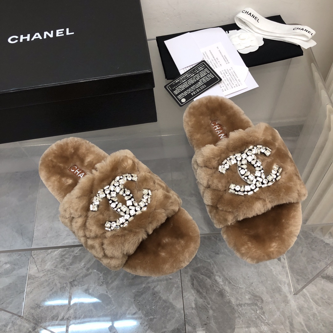 NO:478613,Batch Electric embroidery version Chanel 2025 Early autumn rhinestone wool drag series. Exclusive mold opening sole C# logo casual and versatile and fashionable, customized thickened wool pure hand sewing thread, more firm. Details determine quality, delicate, belong to the type that you like the longer you look at. Classics in the classics...... Upper Imported wool material outsole original plate mold sole size: 35-39 40/41 Custom made, wool slippers, chanel, slippers19860909批 电绣版Chanel 2025 早秋水钻毛拖系列.独家开模大底 C#logo 休闲搭百搭又时髦,定制加厚羊毛 纯手缝工线, 更牢固. 节细决定品质 细腻,属于细水流长 越看越喜欢的类型 经典中的经典 ....... 鞋面 内里进口羊毛材料大底原板模具底码数: 35-39 40/41定做,毛毛鞋拖鞋,chanel,slippers,Women's Shoes