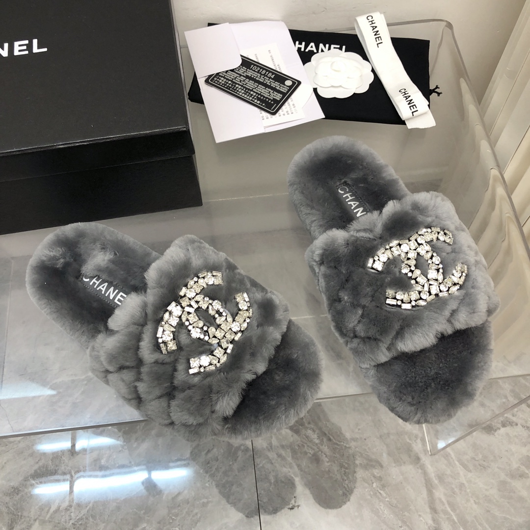 NO:478621,Electric embroidery version Chanel 2025 Early autumn rhinestone wool drag series. Exclusive mold opening sole C# logo casual and versatile and fashionable, customized thickened wool pure hand sewing thread, more firm. Details determine quality, delicate, belong to the type that you like the longer you look at. Classics in the classics...... Upper Imported wool material outsole original plate mold sole size: 35-39 40/41 Custom made, wool slippers, chanel, slippers19860909批电绣版Chanel 2025 早秋水钻毛拖系列.独家开模大底 C#logo 休闲搭百搭又时髦,定制加厚羊毛 纯手缝工线, 更牢固. 节细决定品质 细腻,属于细水流长 越看越喜欢的类型 经典中的经典 ....... 鞋面 内里进口羊毛材料大底原板模具底码数: 35-39 40/41定做,毛毛鞋拖鞋,chanel,slippers,Women's Shoes