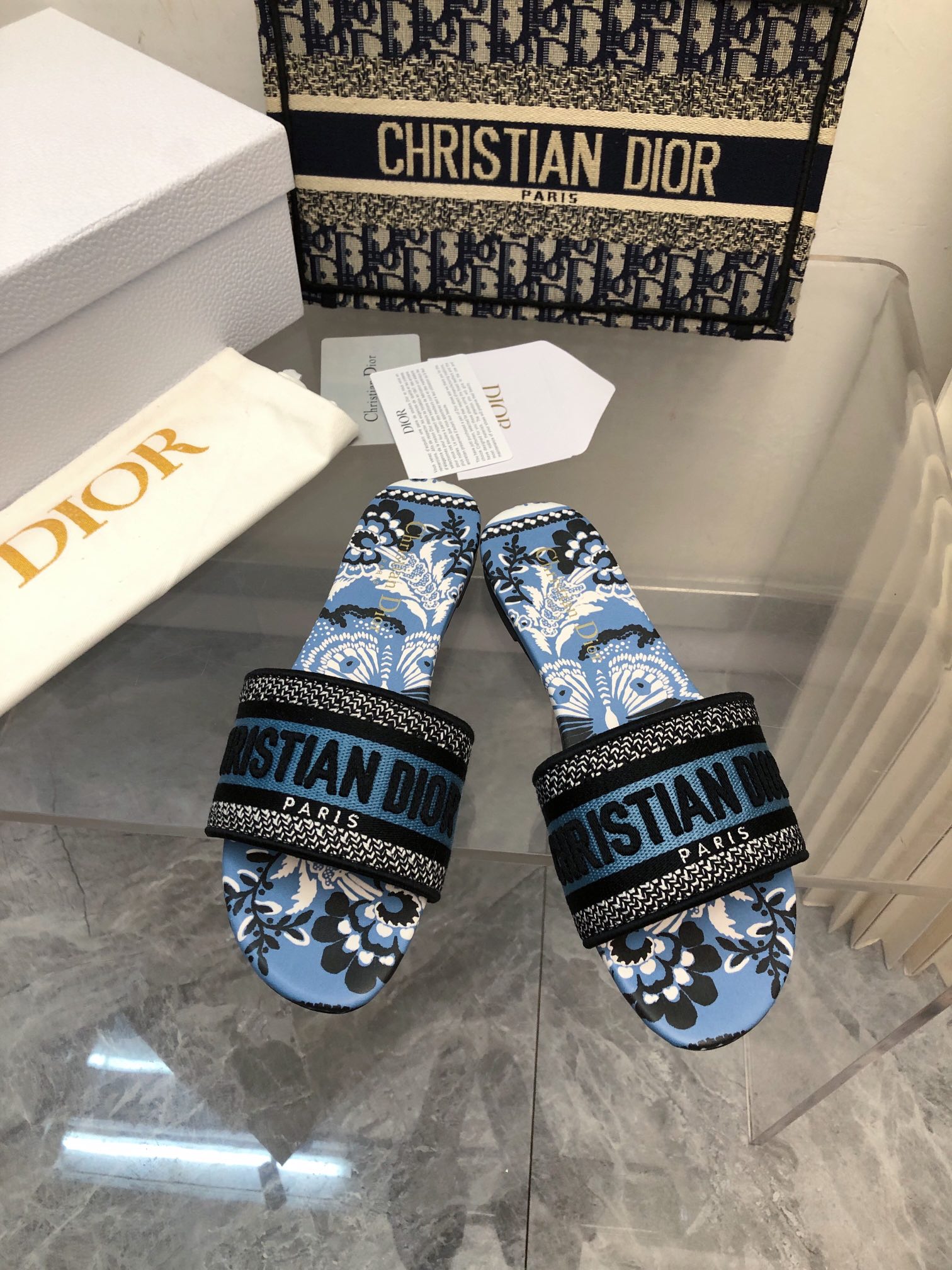 NO:167436,2025-150 Colors New Jacquard Embroidered Sandals in Early Spring ♀ As D's main presbyterian embroidery series sandals, there are new colors every year and they are out of stock as soon as they are new. The embroidery design has a three-dimensional and exquisite feeling, simple and generous, and is not picky at all. It can be held on any occasion, making people love it. Exclusive customized letter three-dimensional embroidery upper, high-density electric embroidery technology, without any connection, overlap, perfect quality, and complex craftsmanship. Consistent with the original version, comfortable and soft, pay attention to discernment. Italian leather outsole Size35-40 (41 and 42 can be ordered without return and exchange) More than a dozen colors are available, slippers, dior, slippers, Leather soles198609092025- 150号花色 早春新款提花刺绣凉拖鞋♀  作为D家主打款老花刺绣系列凉拖,每年都会新色,一出新就立马断货,刺绣设计有立体感非常精致,简单大方,完全不挑人,任何场合都能hold住,让人爱不释手 独家订制字母立体刺绣鞋面,高密度电绣工艺,没有任何的连线、重合,完美品质,复杂工艺.与原版一致,舒适柔软,注意辨别.意大利真皮大底Size35-40（41、42可订不退换）十几种颜色可选,拖鞋,dior,slippers,Leather soles,Women's Shoes