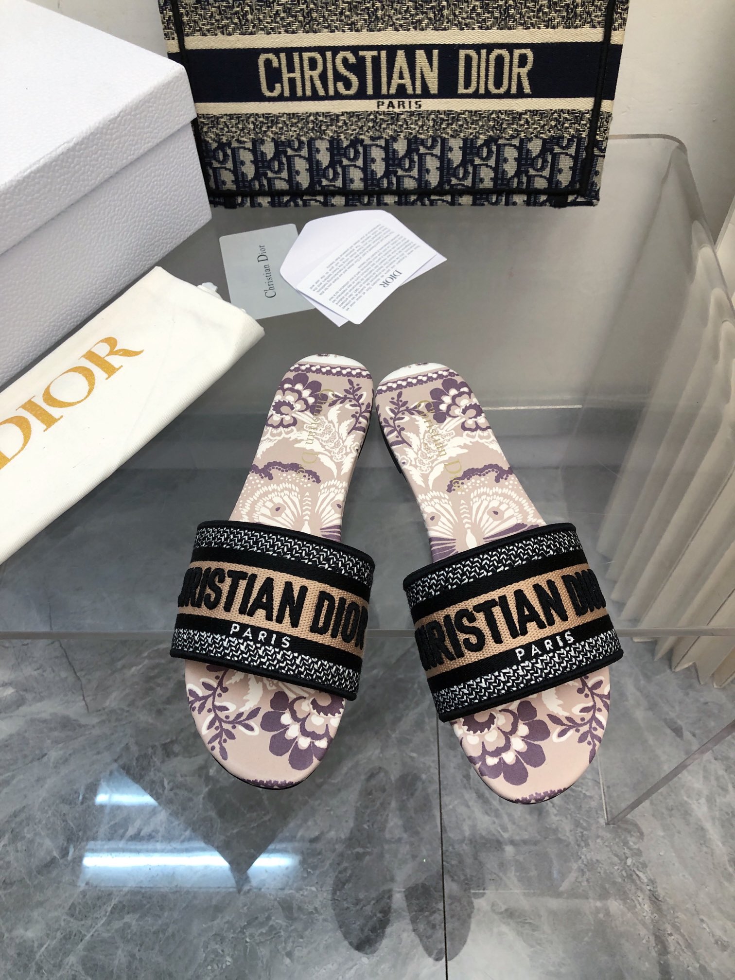 NO:167438,2025- No. 151 New jacquard embroidered sandals in early spring ♀ As the D family’s main presbyterian embroidery series sandals, there are new colors every year, and they are out of stock as soon as they are new. The embroidery design has a three-dimensional and exquisite feeling, simple and generous, and is not picky at all. It can be held on any occasion, making people love it. Exclusive customized letter three-dimensional embroidery upper, high-density electric embroidery technology, without any connection, overlap, perfect quality, and complex craftsmanship. Consistent with the original version, comfortable and soft, pay attention to discernment. Italian leather outsole Size35-40 (41 and 42 can be ordered without return and exchange) More than a dozen colors are available, slippers, dior, slippers, Leather soles198609092025- 151号花色 早春新款提花刺绣凉拖鞋♀  作为D家主打款老花刺绣系列凉拖,每年都会新色,一出新就立马断货,刺绣设计有立体感非常精致,简单大方,完全不挑人,任何场合都能hold住,让人爱不释手 独家订制字母立体刺绣鞋面,高密度电绣工艺,没有任何的连线、重合,完美品质,复杂工艺.与原版一致,舒适柔软,注意辨别.意大利真皮大底Size35-40（41、42可订不退换）十几种颜色可选,拖鞋,dior,slippers,Leather soles,Women's Shoes