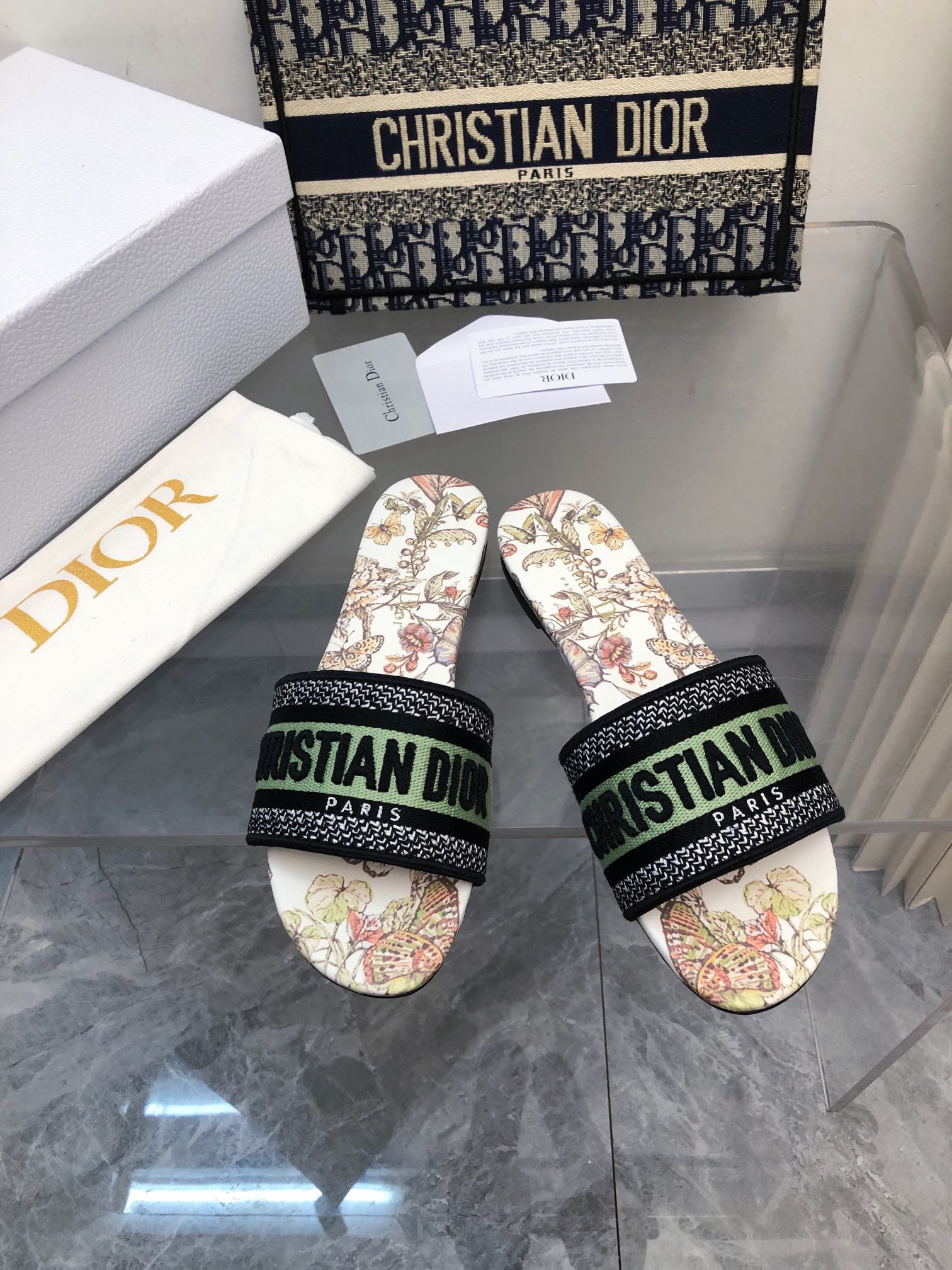 NO:167440,2025- No. 152 Colors, New Jacquard Embroidered Sandals in Early Spring, As the main style of D's presbyterian embroidery series sandals, there are new colors every year, and they are out of stock as soon as they are new. The embroidery design has a three-dimensional and exquisite feeling, simple and generous, and is not picky at all. It can be held on any occasion, making people love it. Exclusive customized letter three-dimensional embroidery upper, high-density electric embroidery technology, without any connection, overlap, perfect quality, and complex craftsmanship. Consistent with the original version, comfortable and soft, pay attention to discernment. Italian leather outsole Size35-40 (41 and 42 can be ordered without return and exchange) More than a dozen colors are available, slippers, dior, slippers, Leather soles198609092025- 152号花色 早春新款提花刺绣凉拖鞋♀  作为D家主打款老花刺绣系列凉拖,每年都会新色,一出新就立马断货,刺绣设计有立体感非常精致,简单大方,完全不挑人,任何场合都能hold住,让人爱不释手 独家订制字母立体刺绣鞋面,高密度电绣工艺,没有任何的连线、重合,完美品质,复杂工艺.与原版一致,舒适柔软,注意辨别.意大利真皮大底Size35-40（41、42可订不退换）十几种颜色可选,拖鞋,dior,slippers,Leather soles,Women's Shoes