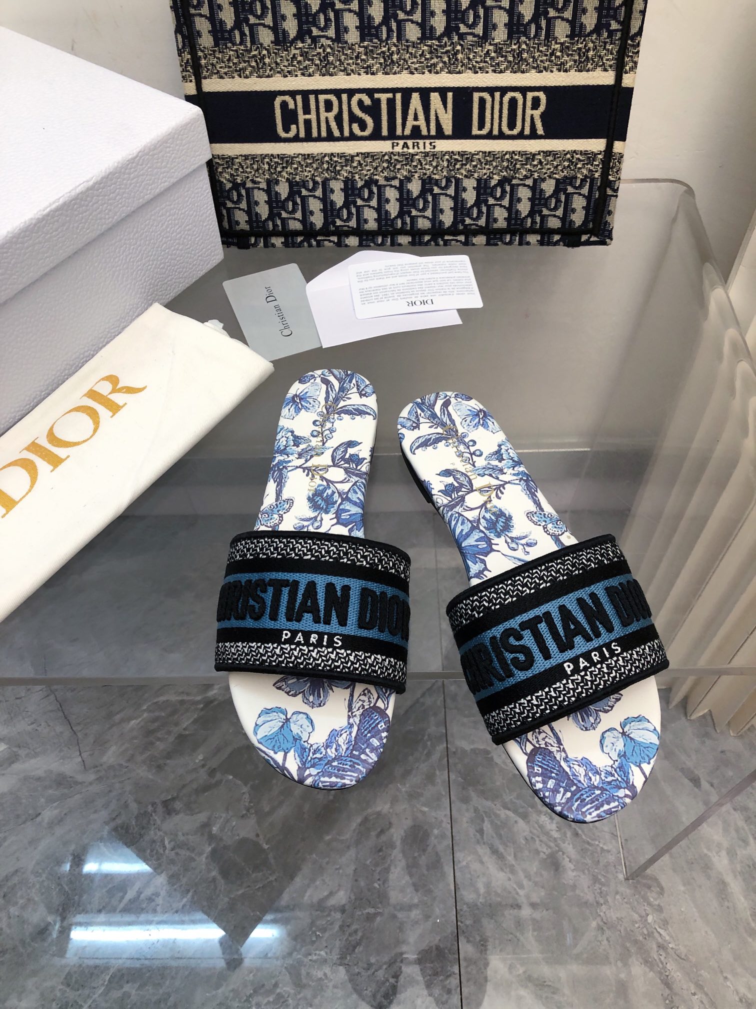 NO:167444,2025- No. 154 Colors, New Jacquard Embroidered Sandals in Early Spring, As the main style of D's presbyterian embroidery series sandals, there are new colors every year, and they are out of stock as soon as they are new. The embroidery design has a three-dimensional and exquisite feeling, simple and generous, and is not picky at all. It can be held on any occasion, making people love it. Exclusive customized letter three-dimensional embroidery upper, high-density electric embroidery technology, without any connection, overlap, perfect quality, and complex craftsmanship. Consistent with the original version, comfortable and soft, pay attention to discernment. Italian leather outsole Size35-40 (41 and 42 can be ordered without return and exchange) More than a dozen colors are available, slippers, dior, slippers, Leather soles198609092025- 154号花色 早春新款提花刺绣凉拖鞋♀  作为D家主打款老花刺绣系列凉拖,每年都会新色,一出新就立马断货,刺绣设计有立体感非常精致,简单大方,完全不挑人,任何场合都能hold住,让人爱不释手 独家订制字母立体刺绣鞋面,高密度电绣工艺,没有任何的连线、重合,完美品质,复杂工艺.与原版一致,舒适柔软,注意辨别.意大利真皮大底Size35-40（41、42可订不退换）十几种颜色可选,拖鞋,dior,slippers,Leather soles,Women's Shoes