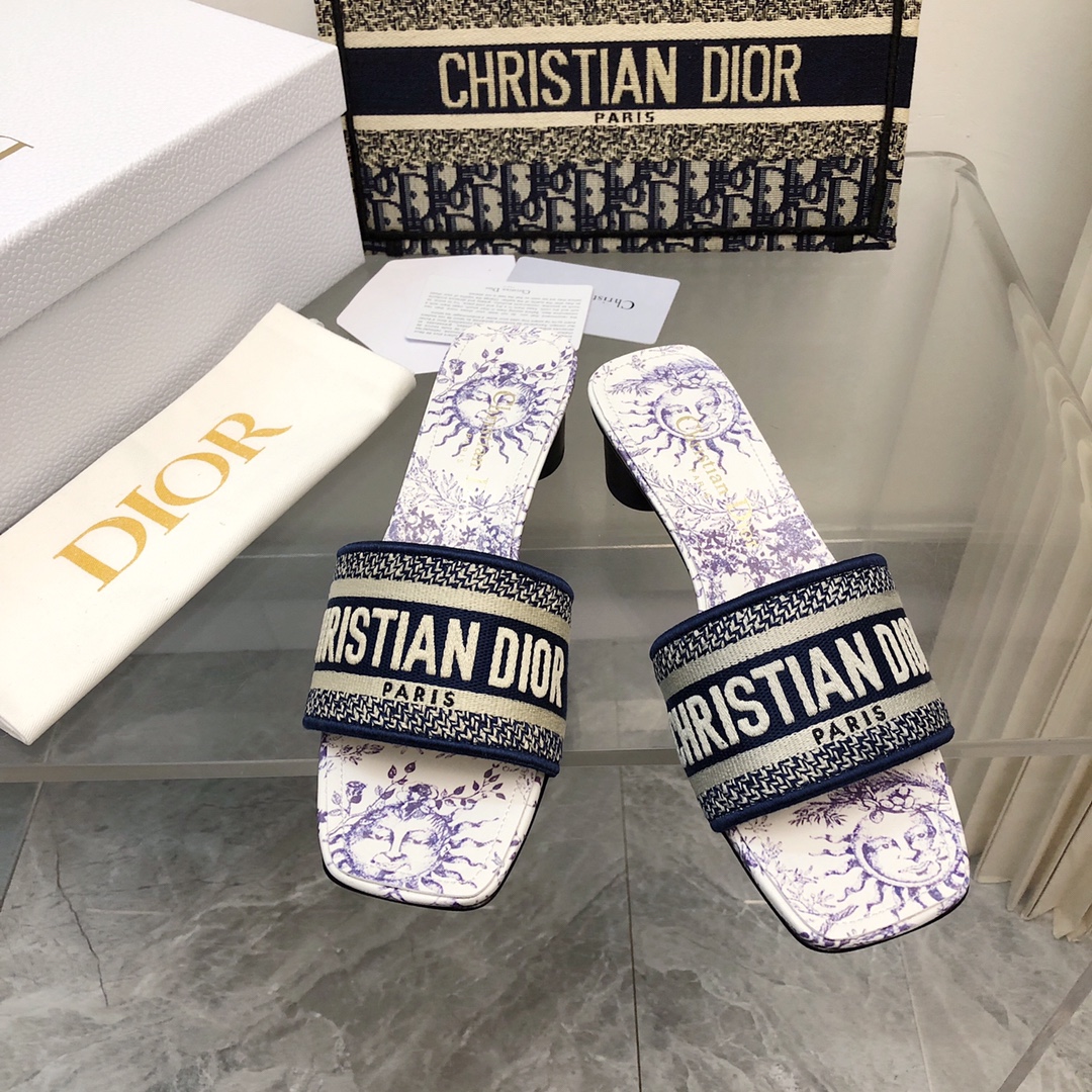 NO:174143,New color 2025- Silk 3cm 25 early spring new jacquard embroidered sandals ♀ The toe and heel are replaced with silk fabric, skin-friendly and not slipping. As D's main style presbyterian embroidery series sandals, there is a new color every year, and it will be out of stock as soon as it is new. The embroidery design has a three-dimensional and exquisite feeling, simple and generous, and is not picky at all. It can be held on any occasion, making people love it. Exclusive customized letter three-dimensional embroidery upper, high-density electric embroidery process, no connection, perfect quality, complex craftsmanship. Consistent with the original version, comfortable and soft, pay attention to discernment. Italian leather outsole Size35-40 (41 and 42 can be ordered without return and exchange) More than a dozen colors are available, slippers, dior, slippers, real silk, Leather soles19860909新色2025- 真丝款3cm 25早春新款提花刺绣凉拖鞋♀鞋头和后跟都改用了真丝面料 亲肤还不打滑  作为D家主打款老花刺绣系列凉拖,每年都会新色,一出新就立马断货,刺绣设计有立体感非常精致,简单大方,完全不挑人,任何场合都能hold住,让人爱不释手 独家订制字母立体刺绣鞋面,高密度电绣工艺,没有任何的连线、重合,完美品质,复杂工艺.与原版一致,舒适柔软,注意辨别.意大利真皮大底Size35-40（41、42可订不退换）十几种颜色可选,拖鞋,dior,slippers,real silk,Leather soles,Women's Shoes