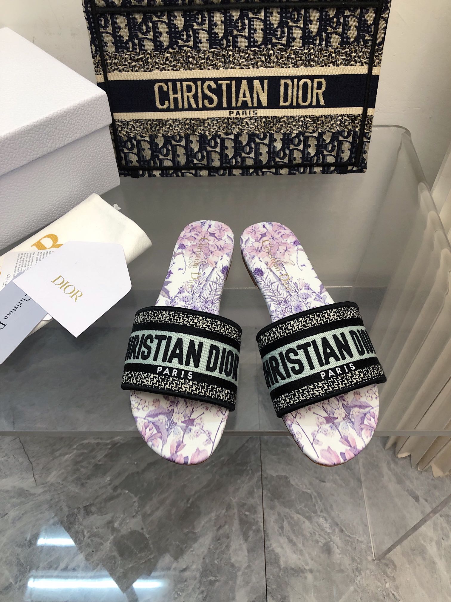 NO:167443,2025- No. 163 New jacquard embroidered sandals in early spring ♀ As D's main presbyterian embroidery series sandals, there is a new color every year, and it will be out of stock as soon as it is new. The embroidery design has a three-dimensional and exquisite feeling, simple and generous, and is not picky at all. It can be held on any occasion, making people love it. Exclusive customized letter three-dimensional embroidery upper, high-density electric embroidery process, without any connection, overlap, perfect quality, and complex craftsmanship. Consistent with the original version, comfortable and soft, pay attention to discernment. Italian leather outsole Size35-40 (41 and 42 can be ordered without return and exchange) More than a dozen colors are available, slippers, dior, slippers, Leather soles198609092025- 163号花色 早春新款提花刺绣凉拖鞋♀  作为D家主打款老花刺绣系列凉拖,每年都会新色,一出新就立马断货,刺绣设计有立体感非常精致,简单大方,完全不挑人,任何场合都能hold住,让人爱不释手 独家订制字母立体刺绣鞋面,高密度电绣工艺,没有任何的连线、重合,完美品质,复杂工艺.与原版一致,舒适柔软,注意辨别.意大利真皮大底Size35-40（41、42可订不退换）十几种颜色可选,拖鞋,dior,slippers,Leather soles,Women's Shoes