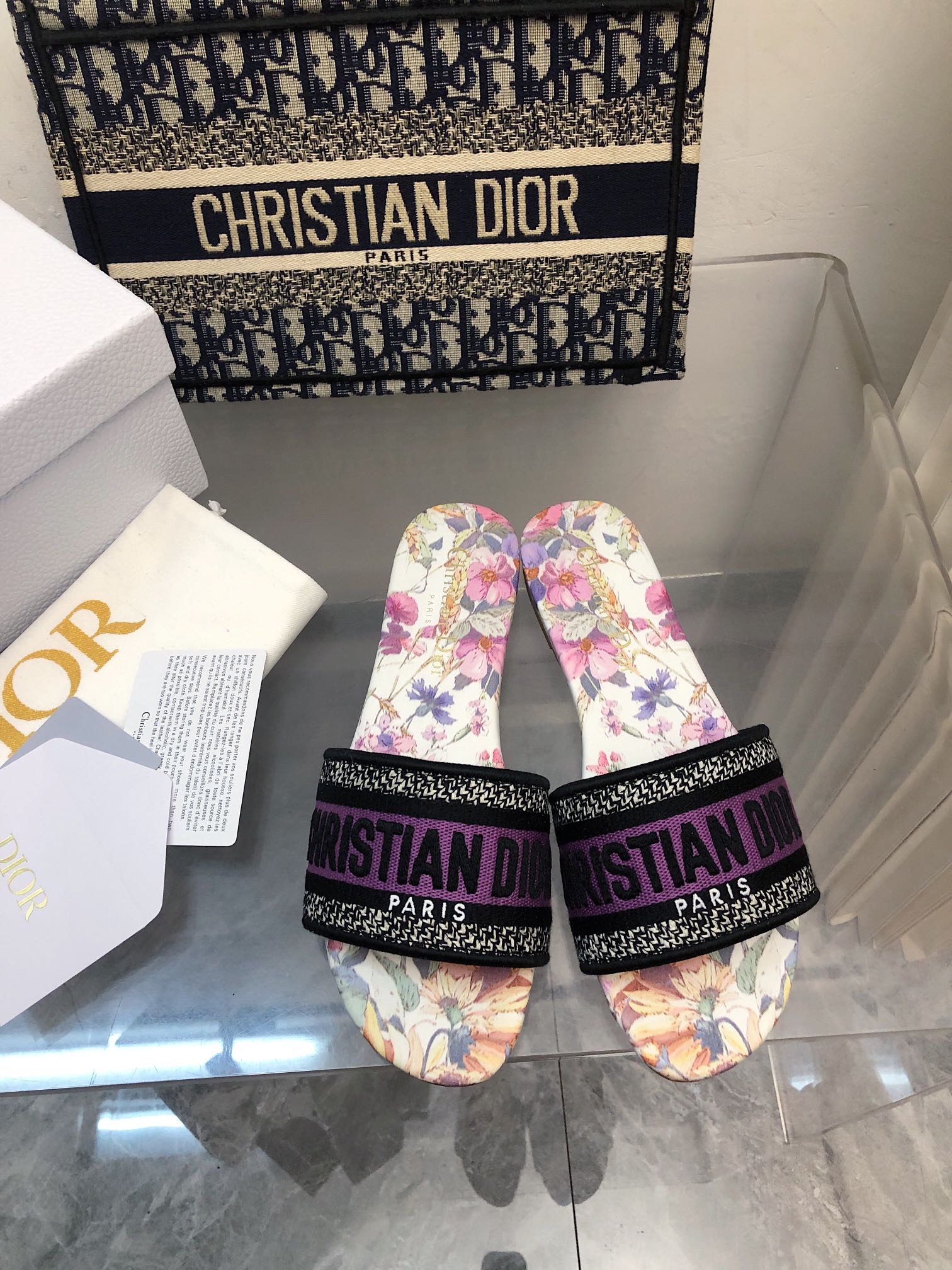 NO:167445,2025- No. 164 Colors, New Jacquard Embroidered Sandals in Early Spring, As the main style of D's presbyterian embroidery series sandals, there are new colors every year, and they are out of stock as soon as they are new. The embroidery design has a three-dimensional and exquisite feeling, simple and generous, and is not picky at all. It can be held on any occasion, making people love it. Exclusive customized letter three-dimensional embroidery upper, high-density electric embroidery technology, without any connection, overlap, perfect quality, and complex craftsmanship. Consistent with the original version, comfortable and soft, pay attention to discernment. Italian leather outsole Size35-40 (41 and 42 can be ordered without return and exchange) More than a dozen colors are available, slippers, dior, slippers, Leather soles198609092025- 164号花色 早春新款提花刺绣凉拖鞋♀  作为D家主打款老花刺绣系列凉拖,每年都会新色,一出新就立马断货,刺绣设计有立体感非常精致,简单大方,完全不挑人,任何场合都能hold住,让人爱不释手 独家订制字母立体刺绣鞋面,高密度电绣工艺,没有任何的连线、重合,完美品质,复杂工艺.与原版一致,舒适柔软,注意辨别.意大利真皮大底Size35-40（41、42可订不退换）十几种颜色可选,拖鞋,dior,slippers,Leather soles,Women's Shoes