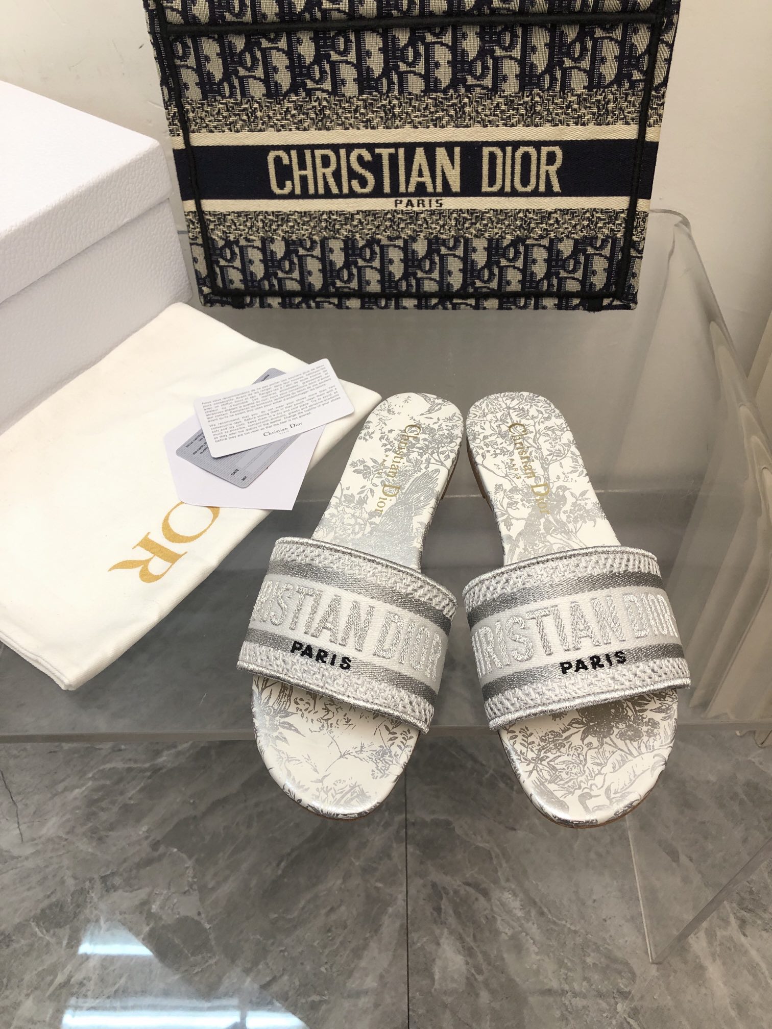 NO:167447,2025- No. 165 Colors, New Jacquard Embroidered Sandals in Early Spring, As the main presbyterian embroidery series sandals in D, the color will be new every year, and it will be out of stock as soon as it is new. The embroidery design has a three-dimensional and exquisite feeling, simple and generous, and is not picky at all. It can be held on any occasion, making people love it. Exclusive customized letter three-dimensional embroidery upper, high-density electric embroidery technology, without any connection, overlap, perfect quality, and complex craftsmanship. Consistent with the original version, comfortable and soft, pay attention to discernment. Italian leather outsole Size35-40 (41 and 42 can be ordered without return and exchange) More than a dozen colors are available, slippers, dior, slippers, Leather soles198609092025- 165号花色 早春新款提花刺绣凉拖鞋♀  作为D家主打款老花刺绣系列凉拖,每年都会新色,一出新就立马断货,刺绣设计有立体感非常精致,简单大方,完全不挑人,任何场合都能hold住,让人爱不释手 独家订制字母立体刺绣鞋面,高密度电绣工艺,没有任何的连线、重合,完美品质,复杂工艺.与原版一致,舒适柔软,注意辨别.意大利真皮大底Size35-40（41、42可订不退换）十几种颜色可选,拖鞋,dior,slippers,Leather soles,Women's Shoes