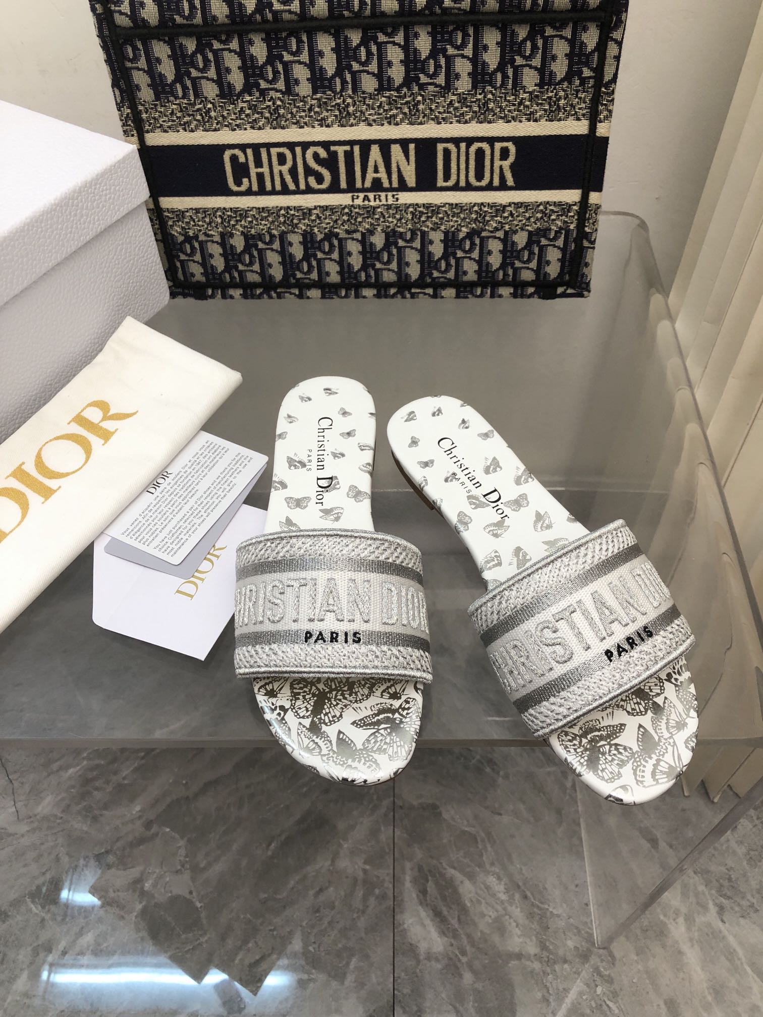 NO:167454,2025- No. 169 Colors, New Jacquard Embroidered Sandals in Early Spring, As the main style of D's presbyterian embroidery series sandals, there are new colors every year, and they are out of stock as soon as they are new. The embroidery design has a three-dimensional and exquisite feeling, simple and generous, and is not picky at all. It can be held on any occasion, making people love it. Exclusive customized letter three-dimensional embroidery upper, high-density electric embroidery technology, without any connection, overlap, perfect quality, and complex craftsmanship. Consistent with the original version, comfortable and soft, pay attention to discernment. Italian leather outsole Size35-40 (41 and 42 can be ordered without return and exchange) More than a dozen colors are available, slippers, dior, slippers, Leather soles198609092025- 169号花色 早春新款提花刺绣凉拖鞋♀  作为D家主打款老花刺绣系列凉拖,每年都会新色,一出新就立马断货,刺绣设计有立体感非常精致,简单大方,完全不挑人,任何场合都能hold住,让人爱不释手 独家订制字母立体刺绣鞋面,高密度电绣工艺,没有任何的连线、重合,完美品质,复杂工艺.与原版一致,舒适柔软,注意辨别.意大利真皮大底Size35-40（41、42可订不退换）十几种颜色可选,拖鞋,dior,slippers,Leather soles,Women's Shoes