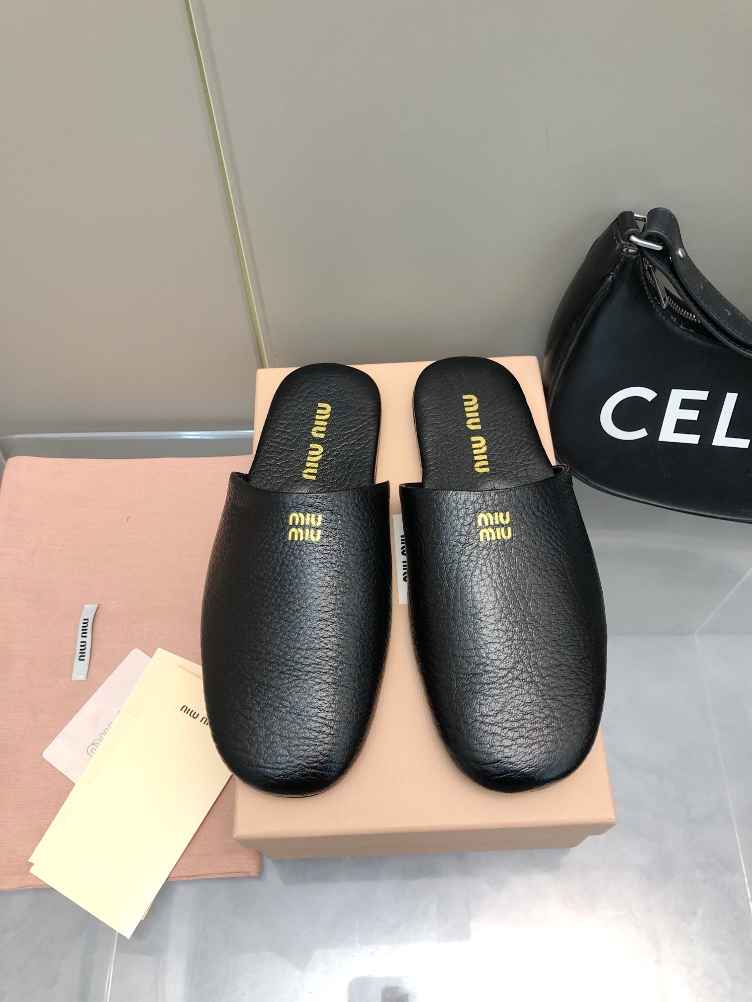 NO:237648,2025 autumn and summer series Mules slippers toe toe lambskin semi-trailer development Original disassembly Slippers instantly sold on the market version. It's really too girly. Super soft and comfortable foot feel. Material original matte skin lambskin original rubber sole size 35-41 (40 41 custom made without return or replacement) 2025, semi-trailer, slippers, sheepskin198609092025秋夏系列穆勒鞋拖鞋包头小羊皮半拖Zp开发 原版拆卸 对版拖鞋秒杀市面版本 真的太少女啦 超级柔软舒服的脚感 材料原版磨砂皮 小羊皮 原版橡胶底 码数35-41（40 41定做不退不换） 2025,半拖,slippers,sheepskin,Women's Shoes