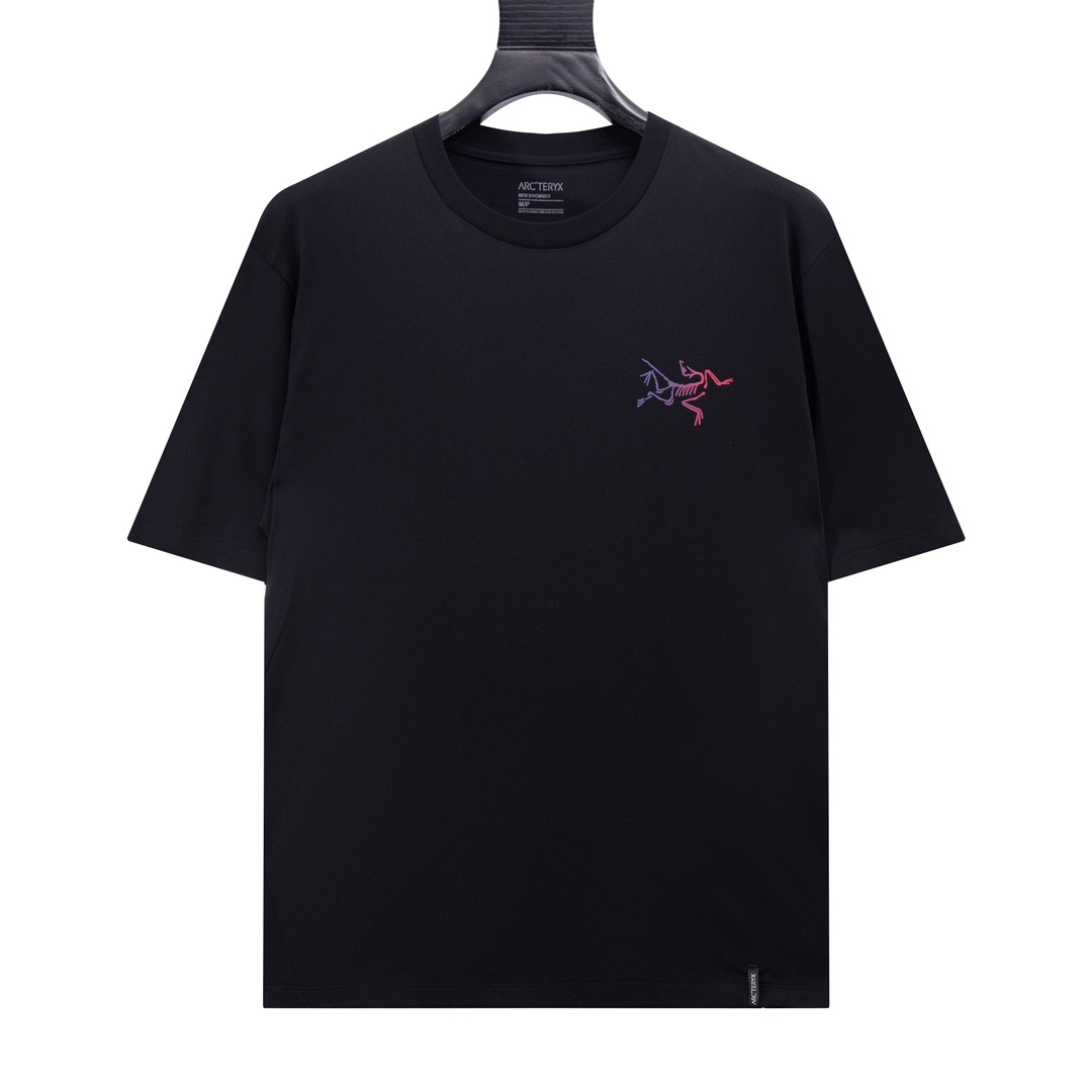 批70.砍肩走线,1比1专机压线,与普通线不一样 Arc’teryx始祖鸟ARC24SS 胸背印花 logo短袖T恤 采用60支双股,270g全棉面料.上身透气,绝不起球,手感柔软舒适,全衣平车走线立体剪裁.胸前logo为刻字膜,非印花工艺.领口,下摆双窄针平车.定制侧标,辅料齐全,质感十足,全套定制还原最真实的百分百质感,订制官网原版四标 码:XS-L( 二维码 旗舰店 )