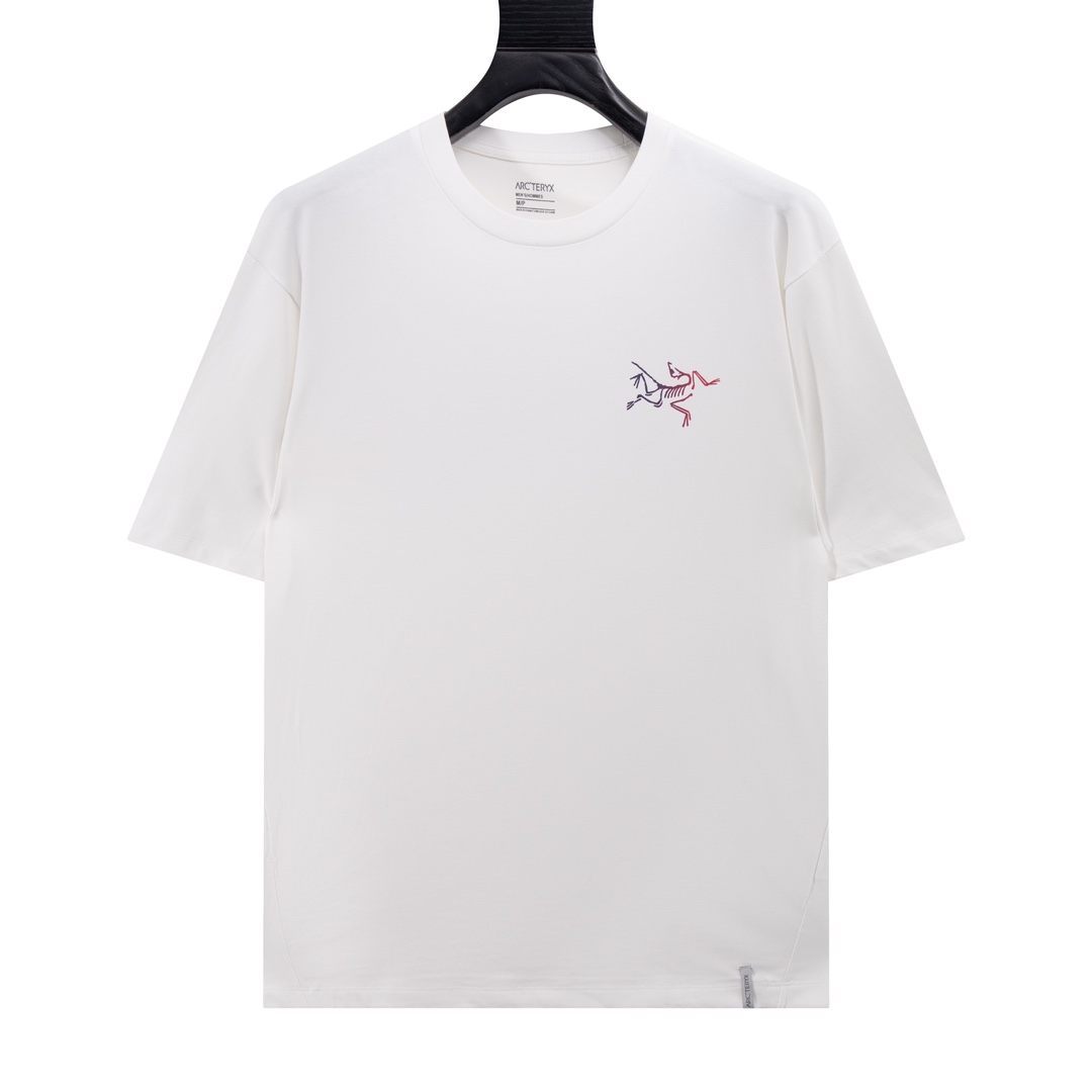 批70.砍肩走线,1比1专机压线,与普通线不一样 Arc’teryx始祖鸟ARC24SS 胸背印花 logo短袖T恤 采用60支双股,270g全棉面料.上身透气,绝不起球,手感柔软舒适,全衣平车走线立体剪裁.胸前logo为刻字膜,非印花工艺.领口,下摆双窄针平车.定制侧标,辅料齐全,质感十足,全套定制还原最真实的百分百质感,订制官网原版四标 码:XS-L