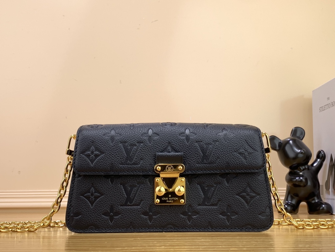 NO:620289,Top original item [Wallet On Chain Metis chain handbag] M82836 82637 navy (embossed) made of grained Monogram Emreinte Ys leather with the brand's Monogram pattern embossed on it. The appearance is unique, with a trapezoidal design and the front flap is fixed with an S-lock buckle, inherited from the classic Louis Vuitton suitcase. The detachable chain can be worn cross-body. Dimensions 22.0 x 15.0 x 5.5  cm6617085,,louis vuitton19860909顶级原单【Wallet On Chain Metis 链条手袋】M82836 82637 海军（压花） 取材粒面 Monogram Emreinte Ys皮革,上面压印品牌 Monogram 图案.外观与众不同,梯形设计,前翻盖以 S-lock 锁扣固定,传承自经典的路易威登旅行箱.可拆卸链条可实现斜挎. 尺寸22.0 x 15.0 x 5.5 厘米6617085,,louis vuitton,Bag