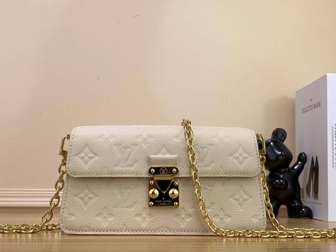NO:620284,Top original order [Wallet On Chain Metis chain handbag] M82836 82637 white (embossed), made of grained YsMonogram Emreinte leather, with the brand's Monogram pattern embossed on it. It has a unique appearance, trapezoidal design, and the front flap is fixed with an S-lock buckle, which is inherited from the classic Louis Vuitton suitcase. The detachable chain can be worn cross-body. Dimensions 22.0 x 15.0 x 5.5  cm6617085,,louis vuitton19860909顶级原单【Wallet On Chain Metis 链条手袋】M82836 82637 白色（压花） 取材粒面 YsMonogram Emreinte 皮革,上面压印品牌 Monogram 图案.外观与众不同,梯形设计,前翻盖以 S-lock 锁扣固定,传承自经典的路易威登旅行箱.可拆卸链条可实现斜挎. 尺寸22.0 x 15.0 x 5.5 厘米6617085,,louis vuitton,Bag