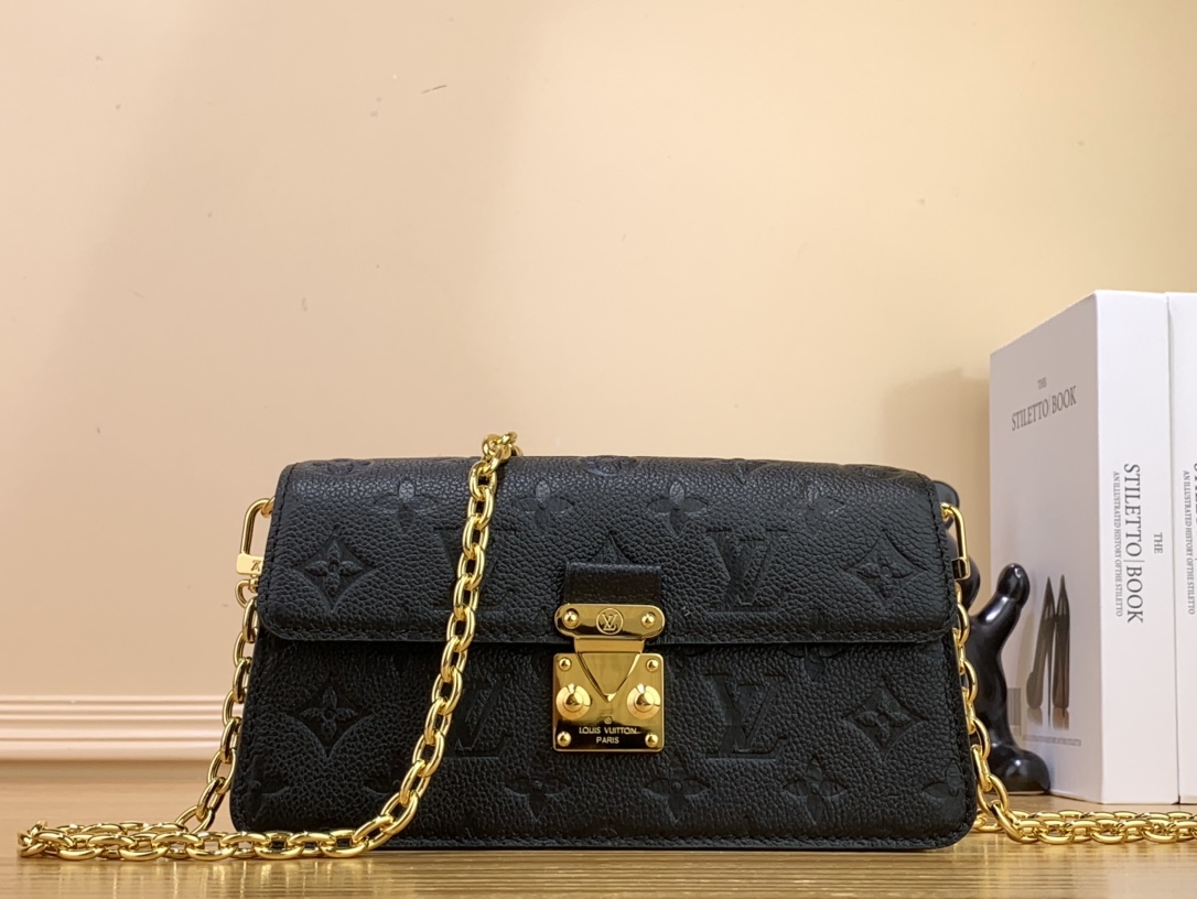 NO:620279,Top original item [Wallet On Chain Metis handbag] M82836 82637 black (embossed), made of grained Ys Monogram Emreinte leather, embossed with the brand's Monogram pattern. It has a unique appearance, trapezoidal design, and the front flap is fixed with an S-lock, which is inherited from the classic Louis Vuitton suitcase. The detachable chain can be worn cross-body. Dimensions 22.0 x 15.0 x 5.5  cm6617085,,louis vuitton19860909顶级原单【Wallet On Chain Metis 链条手袋】M82836 82637 黑色（压花） 取材粒面 Ys Monogram Emreinte 皮革,上面压印品牌 Monogram 图案.外观与众不同,梯形设计,前翻盖以 S-lock 锁扣固定,传承自经典的路易威登旅行箱.可拆卸链条可实现斜挎. 尺寸22.0 x 15.0 x 5.5 厘米6617085,,louis vuitton,Bag