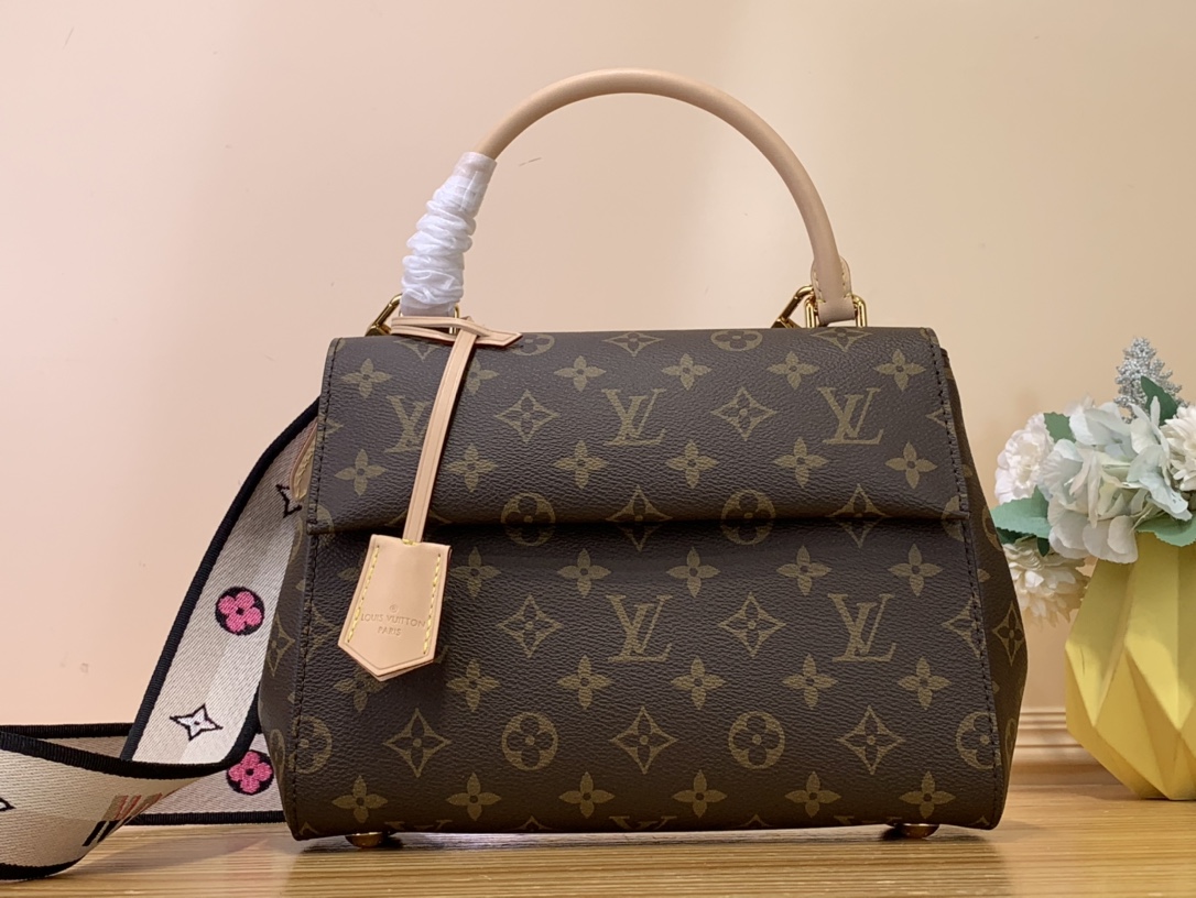 NO:687867,Top original order [CLUNY BB handbag] m46372 (black shoulder strap) This Cluny BB handbag is made of classic Monogram Dzh canvas and is designed for busy life. The wide opening has a sophisticated interior for easy access to items. The magnetic flap and zippered inner bag ensure the safety of items. The colorful leather shoulder strap can be worn cross-body, adding vitality; the top handle allows for elegant hand carry. Size 28 x 20 x  10 cm 5817068,19860909顶级原单【CLUNY BB 手袋】m46372（黑色肩带） 本款 Cluny BB 手袋取材经典 Monogram Dzh帆布,专为繁忙生活而设计.宽大开口下设考究内里,便于拿取物品.磁吸翻盖与拉链内袋确保物品安全无虞.多彩皮革肩带实现斜挎,增添盎然活力；顶部手柄实现优雅手提. 尺寸28 x 20 x 10 厘米 5817068,,Bag