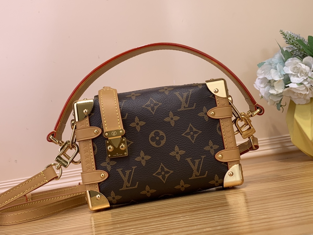 NO:620450,Top original single pair version shipped [side trunk mini handbag] M46815 46358 presbyopia, soft shape with strong image, sharp edges and strong sense combined with Box shape, classic monogram Dms presbyopia interpretation, which is particularly distinctive in the complicated bag world. The upper body is also awesome, it can be held in any scene, and it has street style, and the capacity is also large. Size 18*12.5*8cm 6317075,19860909顶级原单对版出货【side trunk mini手袋】M46815 46358 老花 形象感极强的软造型,棱角分明的强势感融合Box形状 经典monogram Dms老花演绎 在纷繁的包界显得格外与众不同 .上身也是超赞的,任何场景都是很hold住的,而且还有街头风,容量也很大 尺寸18*12.5*8cm 6317075,,Bag