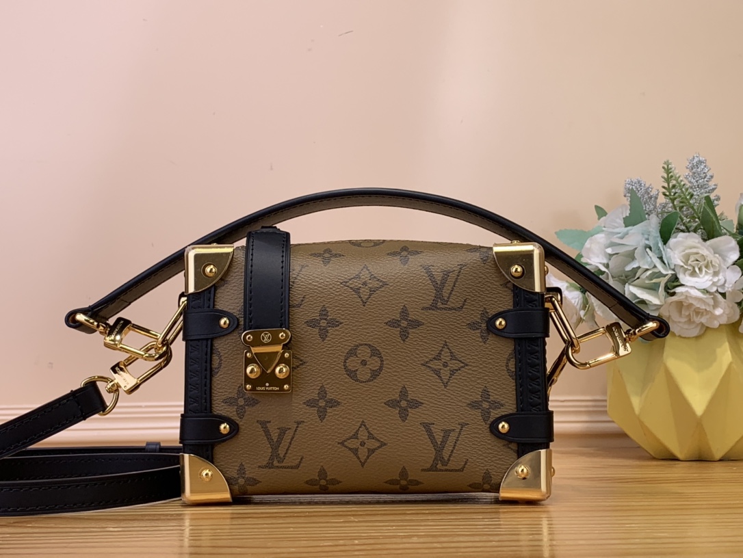NO:620454,Top original order [side trunk mini handbag] M46815 46358 presbyopia/black leather yellow flower. Very soft shape with strong image, sharp edges and strong sense combined with Box shape. Classic monogram Dhr presbyopia interpretation is particularly distinctive in the complicated bag world. The upper body is also awesome, it is very holdable in any scene, and it has street style. The capacity is also large. Size 18*12.5*8cm 6316065,19860909顶级原单【side trunk mini手袋】M46815 46358 老花/黑皮黄花 形象感极强的软造型,棱角分明的强势感融合Box形状 经典monogram Dhr老花演绎 在纷繁的包界显得格外与众不同 .上身也是超赞的,任何场景都是很hold住的,而且还有街头风,容量也很大 尺寸18*12.5*8cm 6316065,,Bag