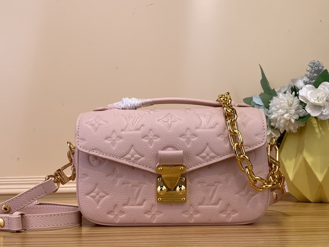 NO:551404,Top original order [Metis East West Messenger Bag] M46595 47045 Cherry Blossom Pink (Embossed) This Monogram Leather Emreinte Ys pastel Métis East West pouch is embossed with the Monogram pattern. The signature S lock and detachable short chain are both made of light gold metal, highlighting the current look of this piece. Its structured interior and adjustable shoulder strap make it an ally for your everyday choice.  Size 21.5x6x13.5cm7617085,19860909顶级原单【Metis East West 邮差手袋】M46595 47045 樱花粉 (压花) 这款Monogram Leather Emreinte Ys 粉彩的Métis East West小袋浮雕有Monogram图案.标志性的S锁和可拆卸的短链都由浅金色金属制成,突出了这件作品的当前外观.其有条理的内饰和可调节的肩带使其成为日常选择的盟友. 尺寸21.5x6x13.5cm7617085,,Bag