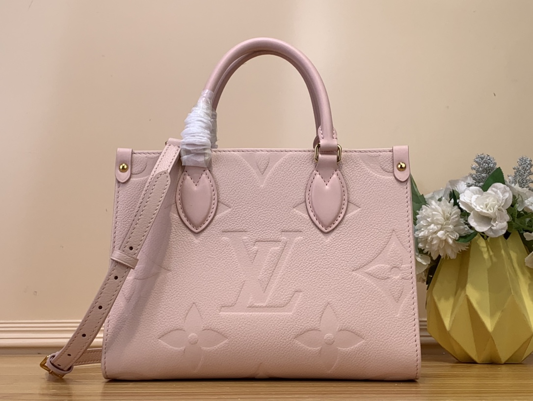 NO:551383,Top original order [Onthego M Handbag] M47135 45653 Cherry Blossom Pink (Embossed) This Onthego shopping bag will display the Monogram Ys large pattern vividly. The large letters are embossed on soft grained cowhide. Its ample interior can accommodate laptops and other office supplies. The long and short handles are easy to carry or carry on the shoulder. Dimensions 25 x 19 x 11.5 cm  8019095,,cowhide19860909顶级原单【Onthego M 手袋】M47135 45653 樱花粉 (压花) 本款 Onthego 购物包将 Monogram Ys大图案将展示得淋漓尽致 ,大字母压印于柔软粒面牛皮,其充裕内里可容纳笔记本电脑及其他办公用品,长短手柄便于手提或肩背. 尺寸 25 x 19 x 11.5 厘米 8019095,,cowhide,Bag