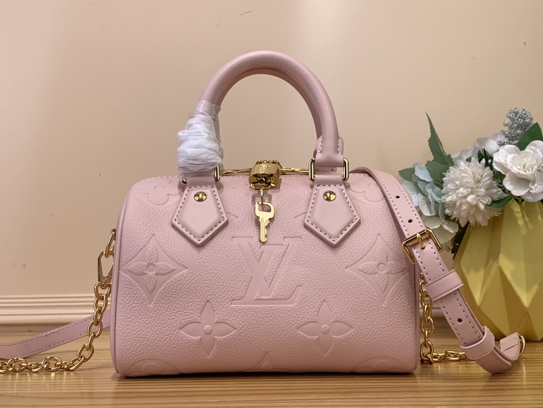 NO:551398,Top Original [Seedy 20 Bandoulière Handbag] M47136 Cherry Blossom Pink (Embossed) M46397 Made of Monogram Emreinte leather in soft pastel colors. The bag's unique shape is inspired by the House Seedy travel bag of the 1930s. The detachable and adjustable chain strap allows for shoulder wear, while the two top handles allow for hand holding. Dimensions 20.5x14x12 cm  7618075,,travel bags19860909顶级原单【Seedy 20 Bandoulière手袋】M47136 樱花粉 (压花)M46397 由Monogram Emreinte皮革制成,颜色柔和柔和.该包的独特形状灵感来自20世纪30年代的House Seedy旅行包.可拆卸和可调节的链带可以肩部佩戴,而两个顶部手柄允许手拿. 尺寸 20.5x14x12 cm 7618075,,travel bags,Bag