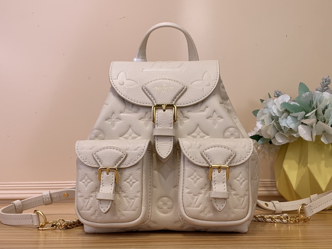 NO:620026,Top Original [Backu Backpack] M47072 47106 White (Embossed) The playful Backu backpack is made of Monogram Emreinte leather, with the Monogram Ys pattern subtly embossed on the cowhide. This versatile bag can be carried on the back or over the shoulder, thanks to its removable and adjustable strap, by hand, with a sturdy top handle, or even crossbody using a braided chain. Dimensions 20 x 22 x 14  cm8219085,,backpacks,cowhide19860909顶级原单【Backu 双肩包】M47072 47106 白色（压花） 俏皮的Backu背包由Monogram Emreinte皮革制成,Monogram Ys图案巧妙地压印在牛皮上.这款多功能包可以随身携带在背部或肩部,这要归功于其可拆卸和可调节的带子,用手,带有坚固的顶部手柄,甚至使用编织链的斜挎. 尺寸 20 x 22 x 14 厘米8219085,,backpacks,cowhide,Bag