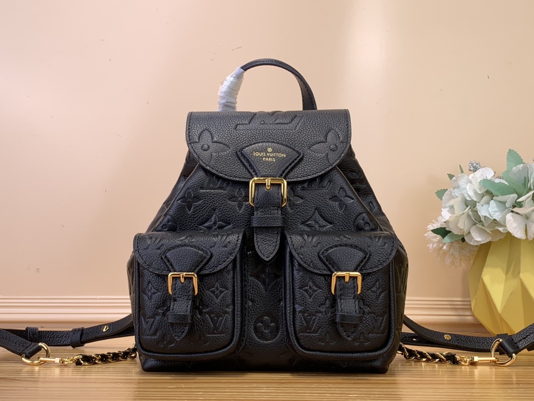 NO:620058,Top Original [Backu Backpack] M47072 Black (Embossed) The playful Backu backpack is made of Monogram Emreinte leather, with the Monogram Ys pattern subtly embossed on the cowhide. This versatile bag can be carried on the back or over the shoulder, thanks to its removable and adjustable strap, by hand, with a sturdy top handle, or even cross-body using a braided chain. Dimensions 20 x 22 x 14  cm8219085,,backpacks,cowhide19860909顶级原单【Backu 双肩包】M47072 黑色（压花） 俏皮的Backu背包由Monogram Emreinte皮革制成,Monogram Ys图案巧妙地压印在牛皮上.这款多功能包可以随身携带在背部或肩部,这要归功于其可拆卸和可调节的带子,用手,带有坚固的顶部手柄,甚至使用编织链的斜挎. 尺寸 20 x 22 x 14 厘米8219085,,backpacks,cowhide,Bag