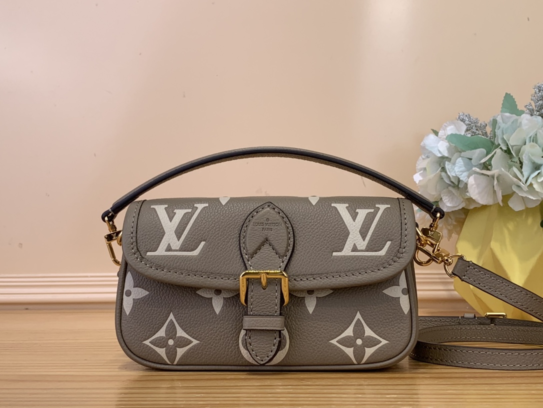 NO:620047,Top Original [Nano Diane Baguette Handbag] M83300 Elephant Gray (Silk Screen Embossed) The Nano Diane in two-tone Monogram Emreinte leather is a miniaturized version of the iconic Diane Ys bag. This carefully crafted piece features all the key details of the original design, including the rounded flap, piped edges and strap-style magnetic closure. Its removable handle and removable adjustable shoulder strap offer different carrying options. Dimensions 19 x 10.5 x  6cm 5916065,19860909顶级原单【Nano Diane 法棍手袋】M83300 大象灰（丝印压花） 双色Monogram Emreinte皮革的Nano Diane是标志性Diane Ys包的小型化版本.这件精心制作的作品具有原始设计的所有关键细节,包括圆形翻盖、管道边缘和皮带式磁性闭合.其可拆卸的手柄和可拆卸的可调节肩带提供了不同的携带选择. 尺寸 19 x 10.5 x 6厘米 5916065,,Bag