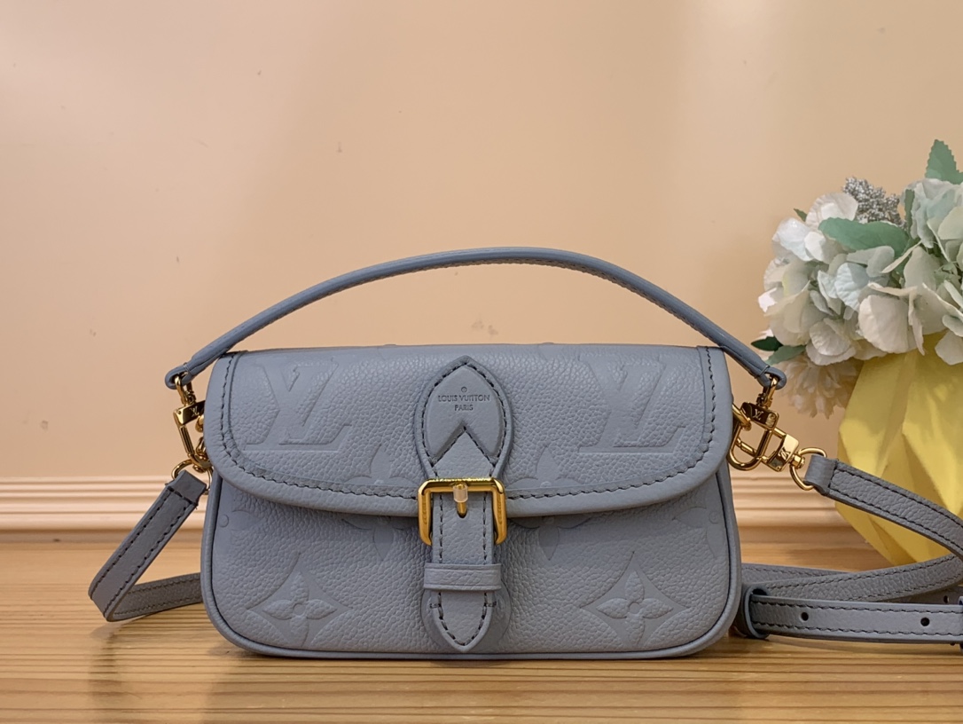 NO:620040,Top Original [Nano Diane Baguette Bag] M83300 83592 Light Blue (Embossed) The Nano Diane in two-tone Monogram Emreinte leather is a miniaturized version of the iconic Diane Ys bag. This carefully crafted piece features all the key details of the original design, including the rounded flap, piped edges and strap-style magnetic closure. Its removable handle and removable adjustable shoulder strap offer different carrying options. Size 19 x  10.5 x 6 cm 5916065,19860909顶级原单【Nano Diane 法棍手袋】M83300 83592 浅蓝（压花） 双色Monogram Emreinte皮革的Nano Diane是标志性Diane Ys包的小型化版本.这件精心制作的作品具有原始设计的所有关键细节,包括圆形翻盖、管道边缘和皮带式磁性闭合.其可拆卸的手柄和可拆卸的可调节肩带提供了不同的携带选择. 尺寸 19 x 10.5 x 6厘米 5916065,,Bag