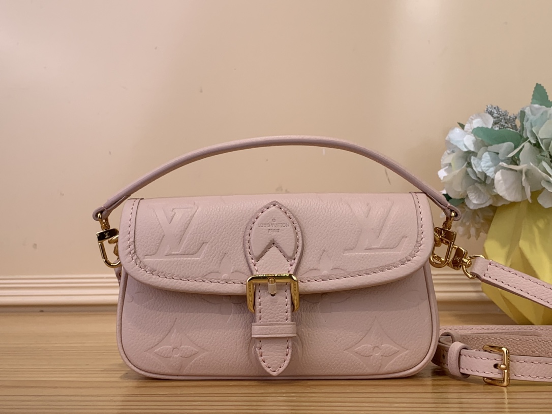 NO:551381,Top Original [Nano Diane Baguette Bag] M83300 83566 Cherry Blossom Pink (Embossed) The Nano Diane in two-tone Monogram Emreinte leather is a miniaturized version of the iconic Diane Ys bag. This carefully crafted piece features all the key details of the original design, including the rounded flap, piped edges and strap-style magnetic closure. Its removable handle and removable adjustable shoulder strap offer different carrying options. Size 19 x  10.5 x 6 cm 5916065,19860909顶级原单【Nano Diane 法棍手袋】M83300 83566 樱花粉（压花） 双色Monogram Emreinte皮革的Nano Diane是标志性Diane Ys包的小型化版本.这件精心制作的作品具有原始设计的所有关键细节,包括圆形翻盖、管道边缘和皮带式磁性闭合.其可拆卸的手柄和可拆卸的可调节肩带提供了不同的携带选择. 尺寸 19 x 10.5 x 6厘米 5916065,,Bag