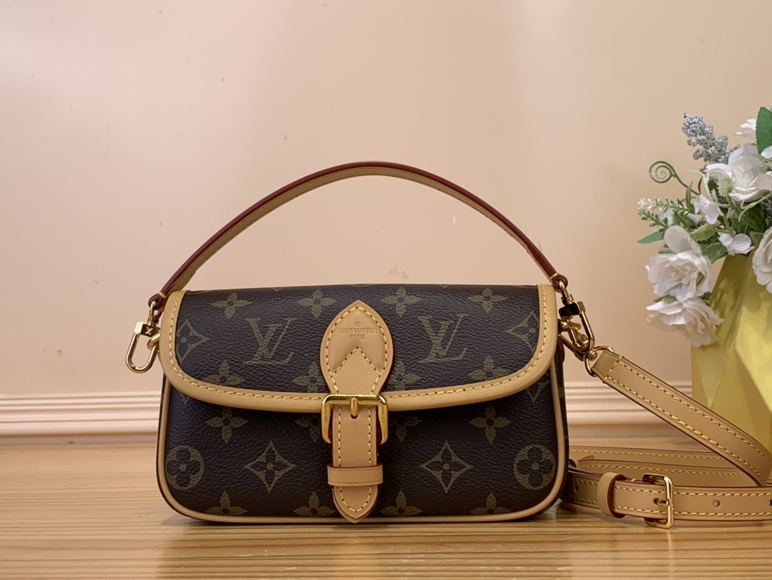 NO:620053,Top Original [Nano Diane Baguette Handbag] M83300 83592 Presbyopia M83298 The Nano Diane in two-tone Monogram Emreinte leather is a miniaturized version of the iconic Diane Sd bag. This carefully crafted piece features all the key details of the original design, including the rounded flap, piping edges and strap-style magnetic closure. Its removable handle and removable adjustable shoulder strap offer different carrying options. Size 19 x  10.5 x 6 cm 4515055,19860909顶级原单【Nano Diane 法棍手袋】M83300 83592 老花M83298 双色Monogram Emreinte皮革的Nano Diane是标志性Diane Sd包的小型化版本.这件精心制作的作品具有原始设计的所有关键细节,包括圆形翻盖、管道边缘和皮带式磁性闭合.其可拆卸的手柄和可拆卸的可调节肩带提供了不同的携带选择. 尺寸 19 x 10.5 x 6厘米 4515055,,Bag