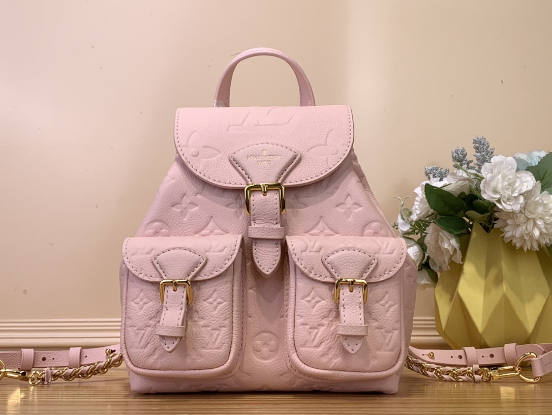 NO:551392,Top original item [BACKU Backpack] M47074 Cherry Blossom Pink M47106 White M47072 Black The playful Backu backpack is made of Monogram Emreinte leather, with the Monogram Ys pattern subtly embossed on the cowhide. This versatile bag can be carried on the back or over the shoulder, thanks to its removable and adjustable strap, by hand, with a sturdy top handle, or even crossbody using a braided chain. Size 20 x  22 x 14 cm8219095,,backpacks,cowhide19860909顶级原单【BACKU 双肩包】M47074樱花粉 M47106白色 M47072黑色  俏皮的Backu背包由Monogram Emreinte皮革制成,Monogram Ys图案巧妙地压印在牛皮上.这款多功能包可以随身携带在背部或肩部,这要归功于其可拆卸和可调节的带子,用手,带有坚固的顶部手柄,甚至使用编织链的斜挎. 尺寸 20 x 22 x 14 厘米8219095,,backpacks,cowhide,Bag