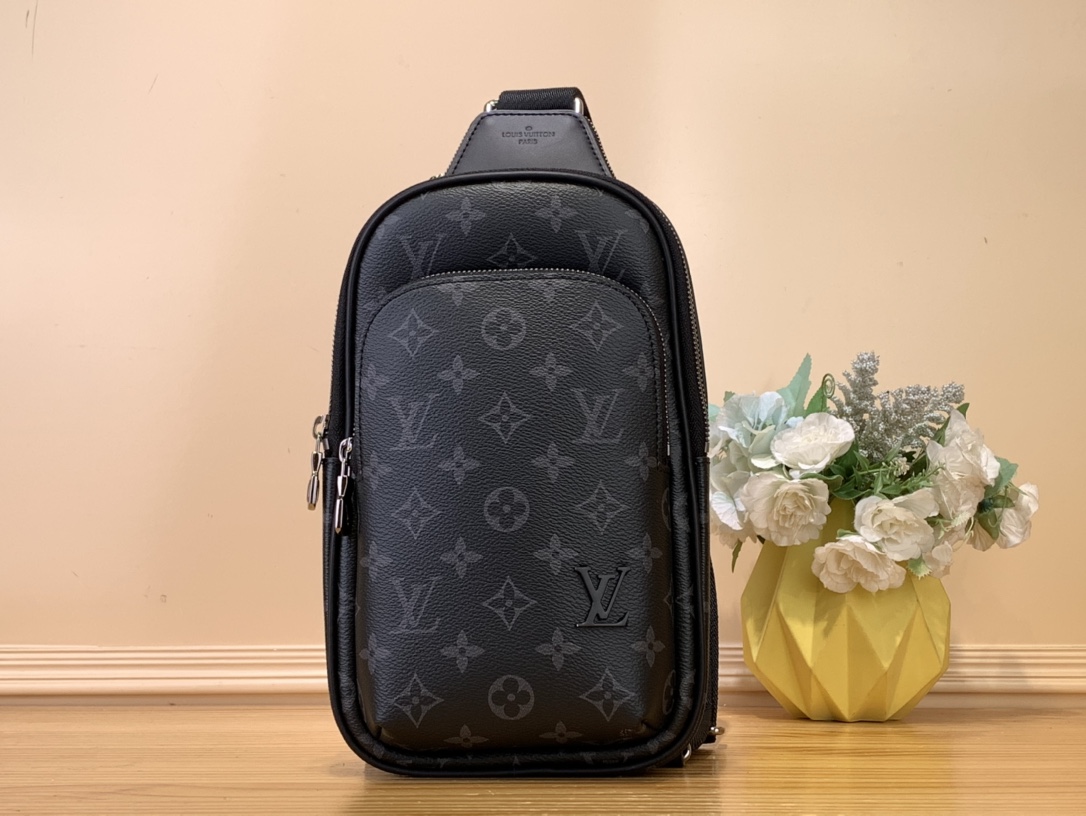 NO:894112,Top Original Avenue Slingbag M Chest Bag] M47137 Black Flower Made of Monogram EcliseJm coated canvas. This small crossbody bag has a main compartment with an internal pocket, as well as an external zippered pocket for quick access to frequently used items. Finally, there is a small triangular zippered pocket where the shoulder strap meets the bag. Dimensions 16 x 33 x 5.7 cm 4516055, satchels, crossbody  bags19860909顶级原单Avenue Slingbag M 胸包】M47137 黑花 由Monogram EcliseJm涂层帆布制成.这款小型斜挎包有一个带内袋的主隔层,以及一个外部拉链口袋,可快速取用经常使用的物品.最后,有一个三角形的小拉链口袋,肩带与包相遇. 尺寸 16 x 33 x 5.7 厘米4516055,,satchels,crossbody bags,Bag