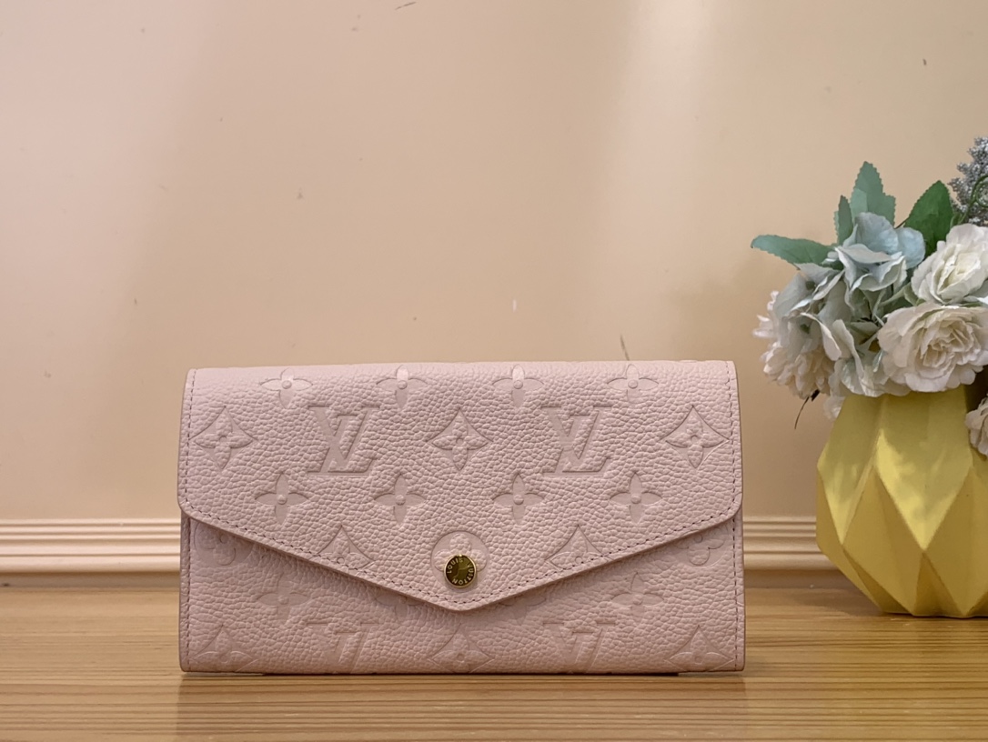NO:551387,Top original item [Sarah wallet] m83443 82257 cherry blossom pink (embossed) This Sarah Ms wallet is made of Monogram Emreinte leather embossed with the classic Monogram pattern, with an envelope-style flap to open the credit card compartment and zippered coin pocket. Size 19 x 10.5 x 2 cm. 3214035,19860909顶级原单【Sarah 钱夹】 m83443 82257樱花粉（压花） 本款 Sarah Ms钱夹为 Monogram Emreinte 皮革压印经典 Monogram 图案,以信封式翻盖开启信用卡卡片夹层和拉链零钱袋. 尺寸19 x 10.5 x 2 厘米.3214035,,Bag