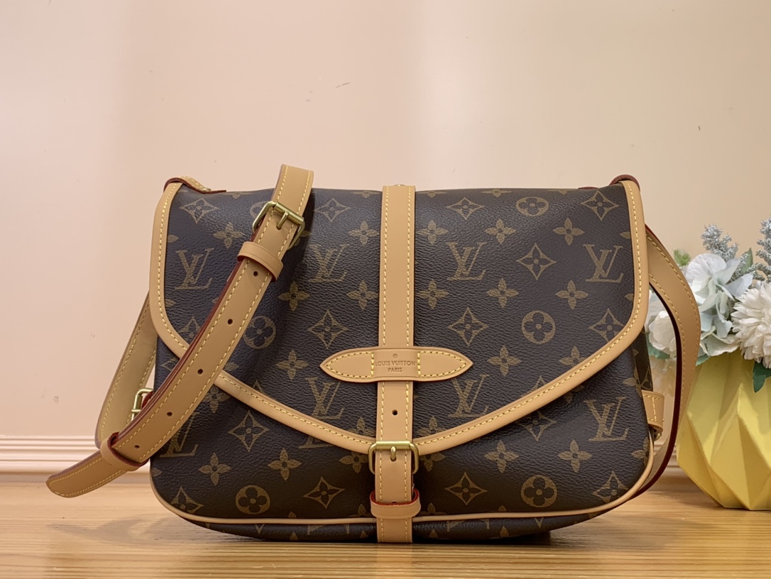 NO:552268,Top original order [SAUMUR medium handbag] M40710 42256 Presbyopia The Saumur medium handbag made of Monogram canvas shows the natural elegance of Louis Vuitton. The middle-aged casual cross-body style adds fashion appeal, and the exquisite cowhide trim outlines a very feminine appearance. Size 28x11x20 5516058,,louis  vuitton,cowhide19860909顶级原单【SAUMUR 中号手袋】M40710 42256 老花 采用 Monogram 帆布制作的 Saumur 中号手袋展现了路易威登自然的优雅气质. 中古 随意斜挎更显时尚感染力,精致的牛皮饰边勾勒出极富女人味的外形. 尺寸 28x11x20 5516058,,louis vuitton,cowhide,Bag