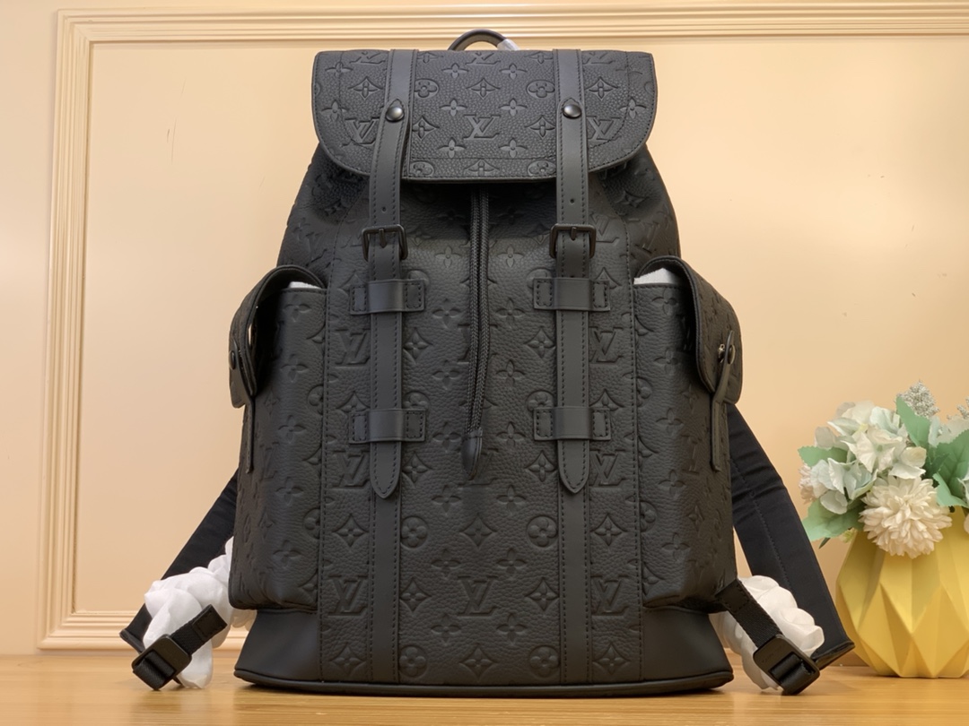 NO:581650,Top original item [Christoher backpack] M55699 41379 black (embossed) Christoher small backpack is made of Taurillon Hx leather with embossed Monogram pattern. It has a moderate capacity and combines outer pockets and functional inner pockets. It is matched with leather shoulder straps and matte metal parts. Drawstring and snap closure securely protect accompanying items. Dimensions 41.0 x 48.0 x 13.0 cm  105121150,19860909顶级原单【Christoher 双肩包】M55699 41379 黑色（压花） Christoher 小号双肩包取材压印 Monogram 图案的 Taurillon Hx皮革,适中容量结合外侧袋与功能性内袋,搭配皮革肩带与哑光金属件.抽绳和按扣开合安全守护随行物品. 尺寸41.0 x 48.0 x 13.0 cm 105121150,,Bag