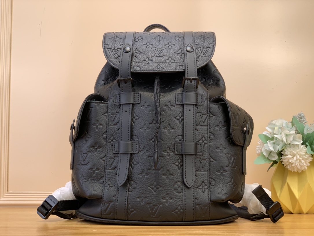 NO:581653,Top original item [Christoher small backpack] M20899 black (embossed) This Christoher Hx backpack condenses the classic design size and continues iconic elements such as side pockets and snap-button double shoulder straps. The elegant Taurillon leather is embossed with the traditional Monogram pattern and has an inner tablet pocket, providing a modern way to carry daily needs. Dimensions 32 x 39 x 12 cm 9819099,19860909顶级原单【Christoher 小号双肩包】M20899 黑色（压花） 本款 Christoher Hx双肩包浓缩经典设计尺寸,延续侧袋和按扣双肩带等标志性元素.素雅 Taurillon 皮革压印传统 Monogram 图案,设有平板电脑内袋,为携带日常所需提供摩登之法. 尺寸32 x 39 x 12 厘米 9819099,,Bag