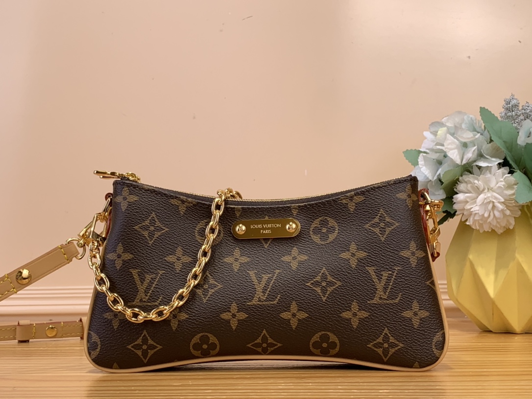 NO:551547,Chip Edition Top Original [Liv Ochette Handbag] M83008 The Liv Ochette double in presbyopic Monogram Hl canvas is designed to fit snugly under the arm. It comes with a removable gold chain and removable, adjustable double shoulder straps in Louis Vuitton's signature natural cowhide leather. A secure double zipper closure and an engraved gold plaque complete this stylish piece. Measures 9.6 x 5.3 x 2.6 inches  4615055,,louis vuitton,cowhide19860909芯片版 顶级原单【Liv ochette 手袋】M83008 老花 Monogram Hl帆布中的 Liv ochette double 设计为紧贴在手臂下.它配有可拆卸的金色链条和路易威登标志性的天然牛皮皮革的可拆卸、可调节的双肩带.安全的双拉链闭合和雕刻的金色牌匾完成了这件时尚的作品. 尺寸9.6 x 5.3 x 2.6 英寸 4615055,,louis vuitton,cowhide,Bag